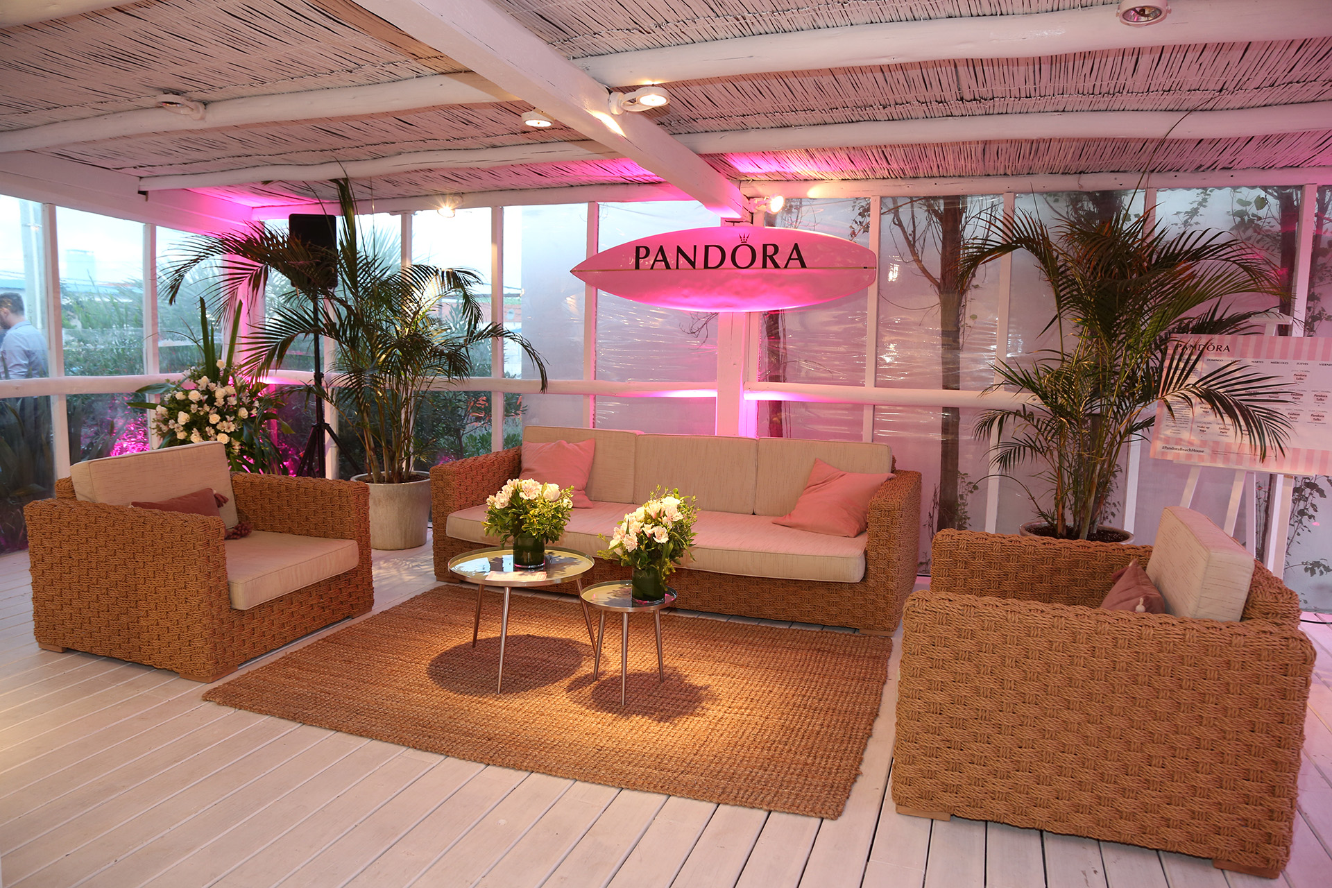 Además de poder adquirir el universo completo de joyas Pandora, junto con las últimas novedades y productos de la marca, quienes visiten la Beach House podrán también disfrutar de un calendario de acciones que incluye clases de yoga por la mañana, music sunsets con shows de música en vivo y fashion performances, donde destacadas marcas de moda presentarán un anticipo de sus colecciones de invierno