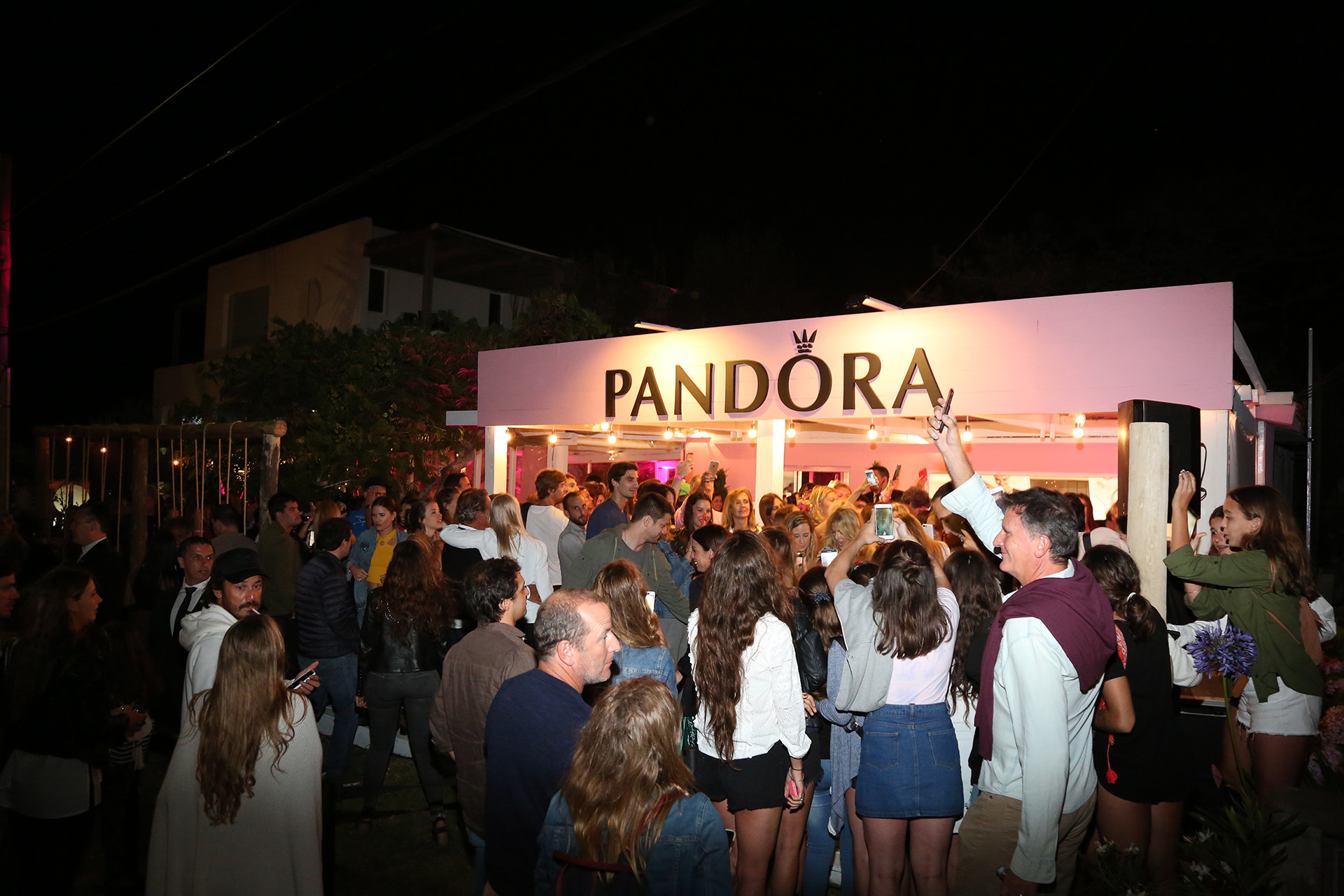 Dentro del formato de Pandora Talks, mujeres referentes e influenciadoras en distintas temáticas, invitarán a sus seguidoras a compartir encuentros sobre moda, literatura y vida sana. Habrá además una zona de relax con servicio de jugos naturales y café