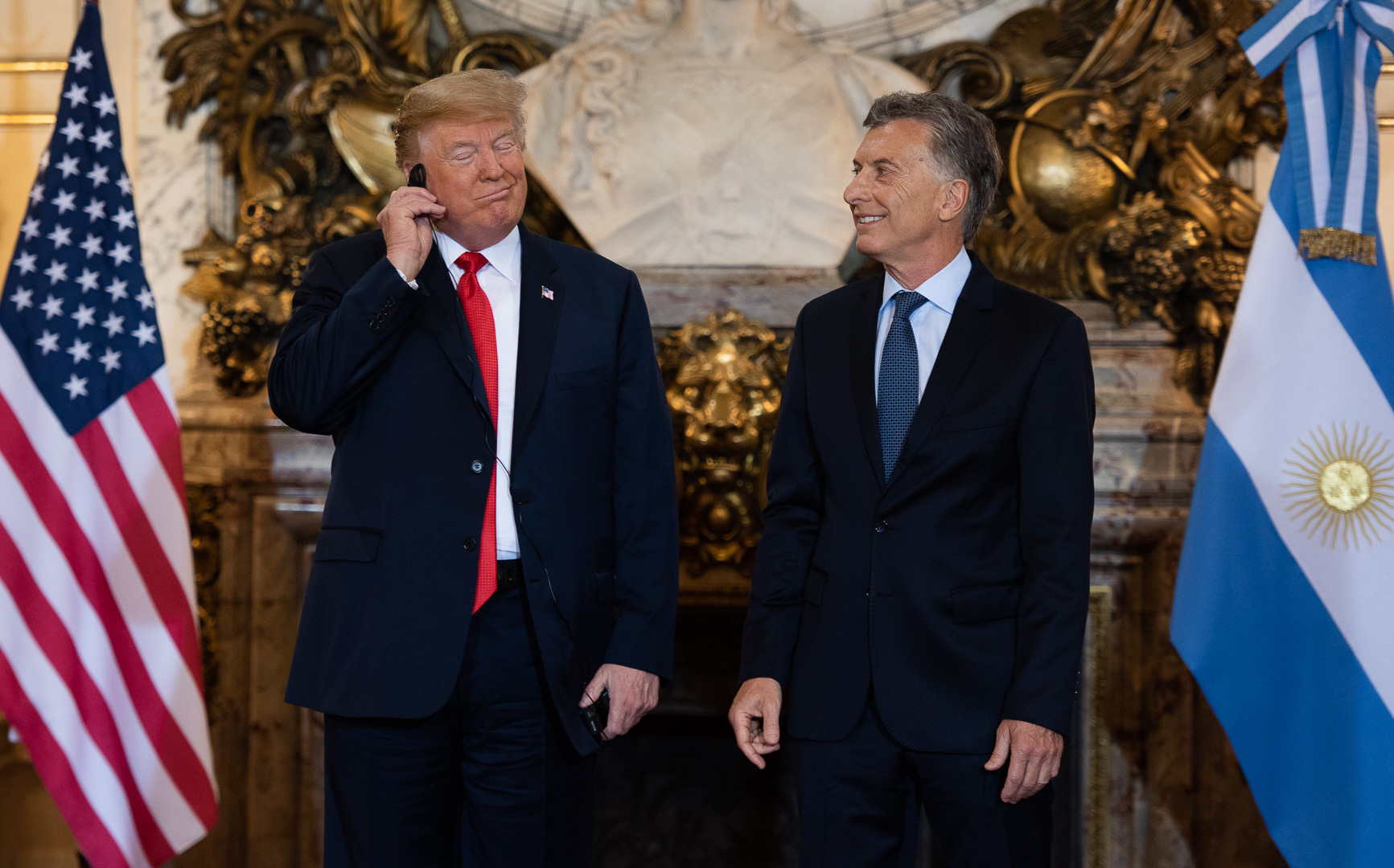 El presidente de Estados Unidos, Donald Trump, gesticula molesto por problemas en la traducción durante la reunión bilateral con el mandatario argentino, Mauricio Macri, durante la cumbre de presidentes del G20 (Adrián Escandar)