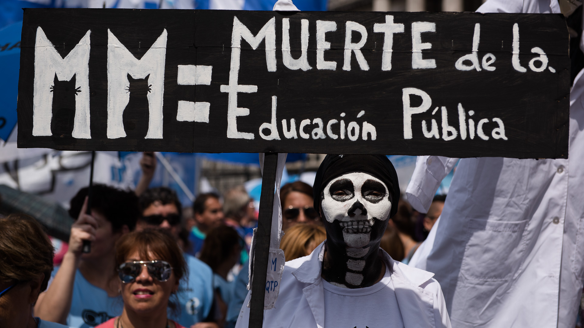Una docente disfrazada de esqueleto sostiene un cartel con la leyenda “Muerte de la Educación Pública” durante una manifestación de docentes (Adrián Escandar)