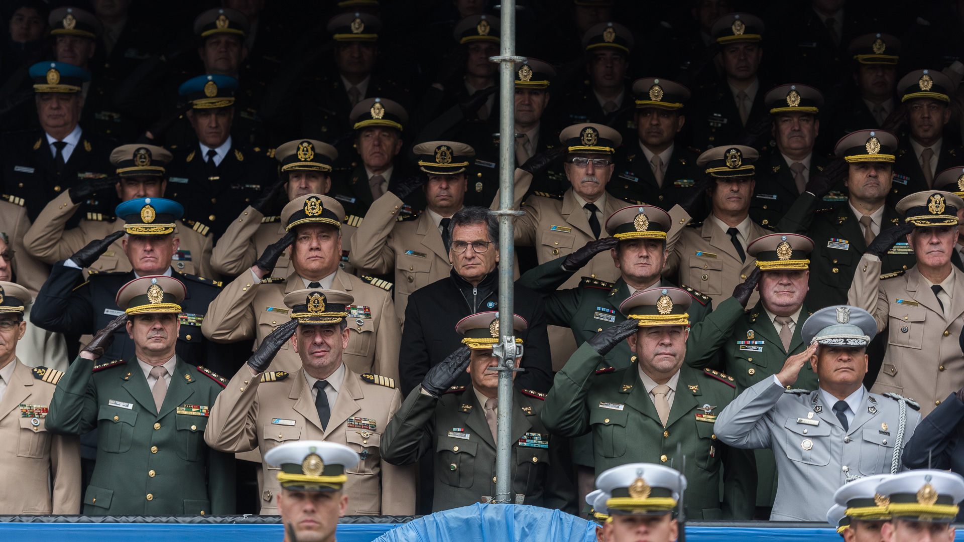 El secretario de Derechos Humanos de la Nación, Claudio Avruj, en medio de oficiales de distintas fuerzas de seguridad durante un acto homenaje a un policía caído en cumplimiento del deber (Adrián Escandar)
