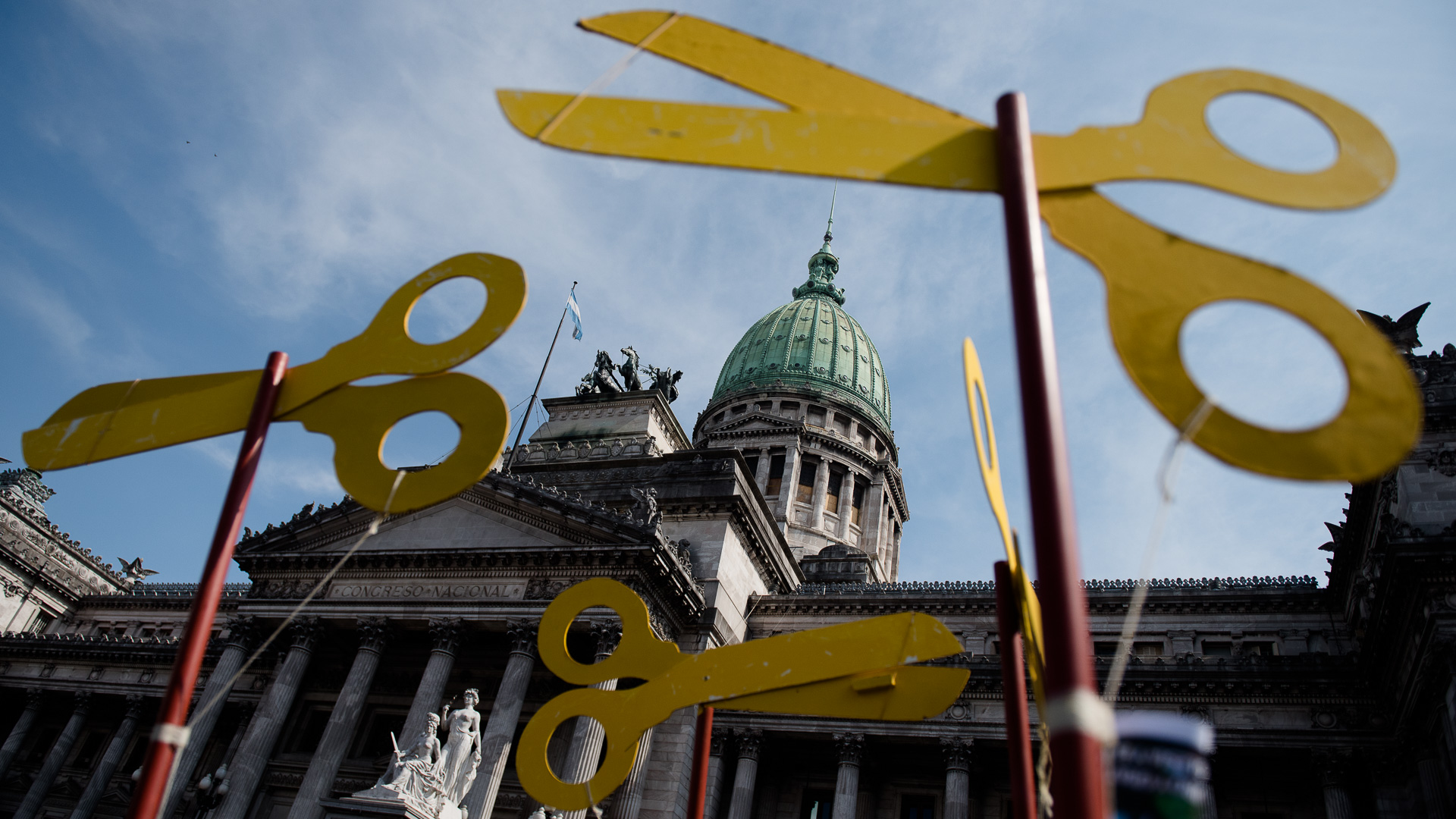 Tres tijeras rodeando la cúpula del Congreso Nacional durante la marcha federal docente en protesta por el recorte presupuestario a la educación pública (Adrián Escandar)