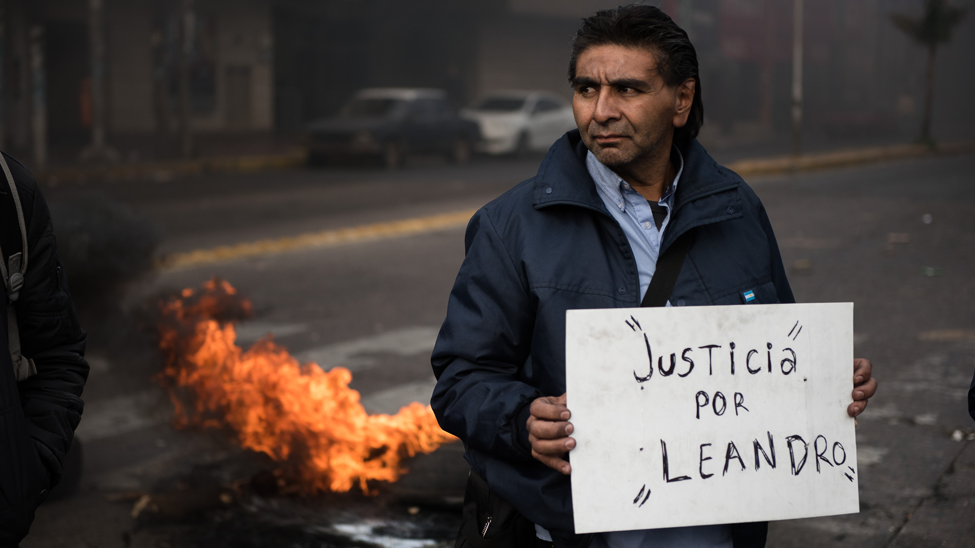 Un colectivero sostiene un cartel con la leyenda “Justicia por Leandro” durante una protesta para pedir justicia por Leandro Alcaraz, asesinado de dos balazos en Virrey del Pino (Adrián Escandar)