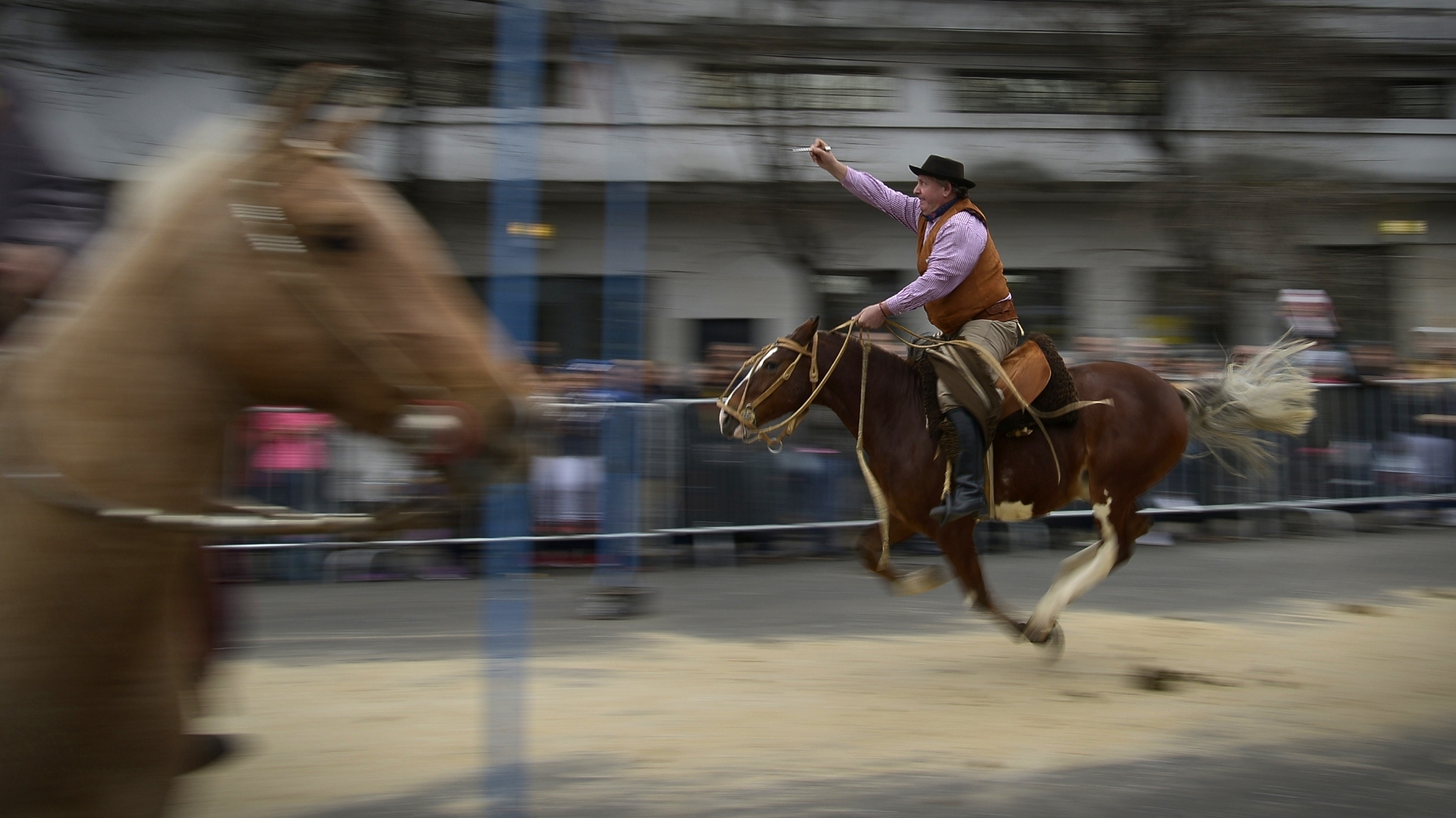 Tradicional carrera de sortija en la Feria de Mataderos (Gustavo Gavotti)