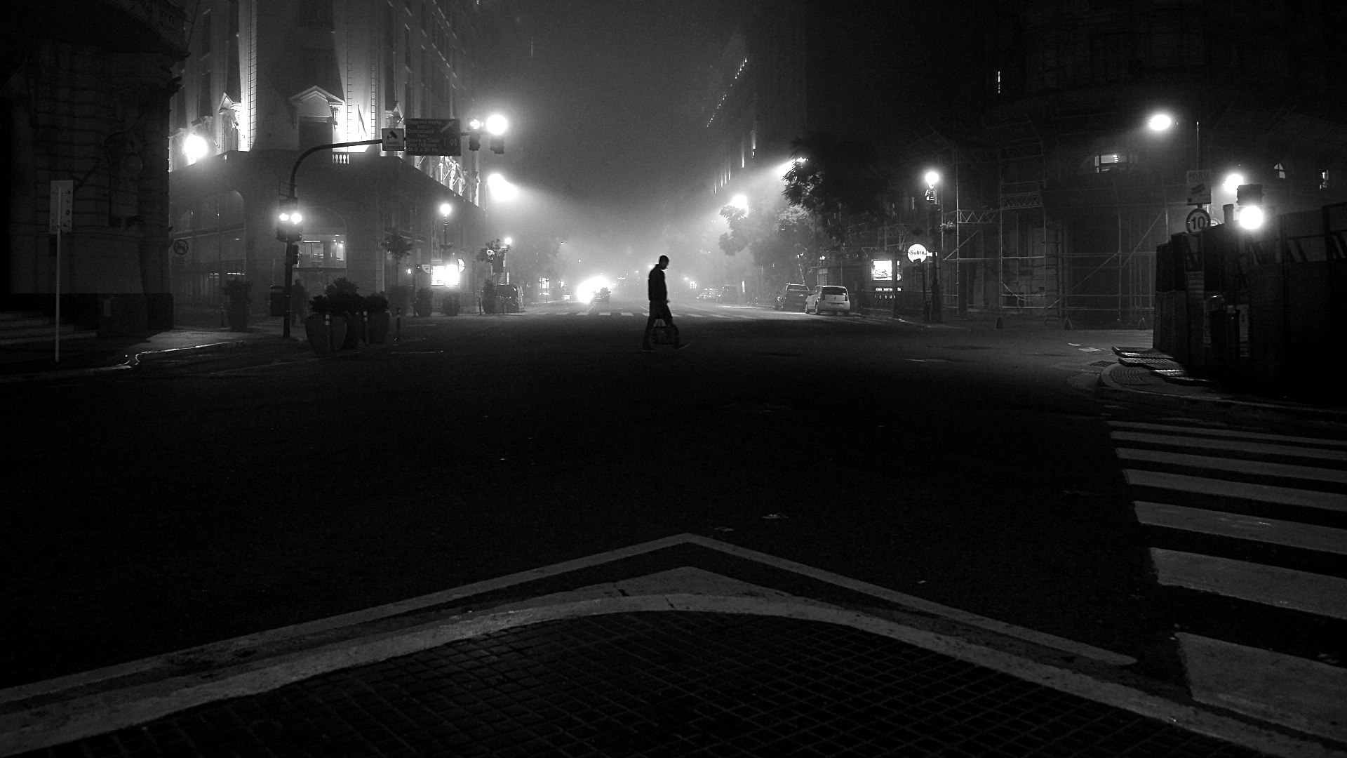 La ciudad de Buenos Aires cubierta por la neblina. Diagonal Norte desde Plaza de Mayo hacia el Obelisco (Gustavo Gavotti)