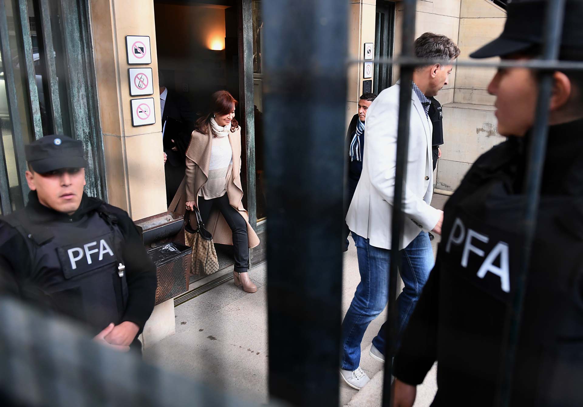 La ex presidenta Cristina Kirchner sale de los tribunales federales de Comodoro Py (Maxi Luna)