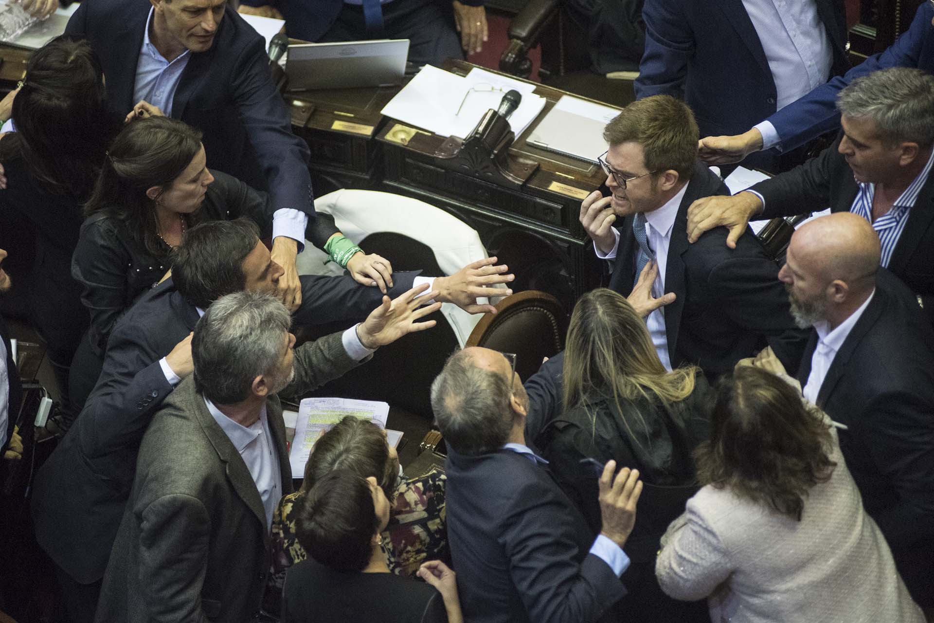 El diputado de Cambiemos Nicolás Massot y el legislador de Unidad Ciudadana Daniel Filmus protagonizaron un tenso cruce que derivó en el pase a cuarto intermedio en la sesión en la que la Cámara Baja discutía la media sanción del Presupuesto 2019 (Manuel Cortina)
