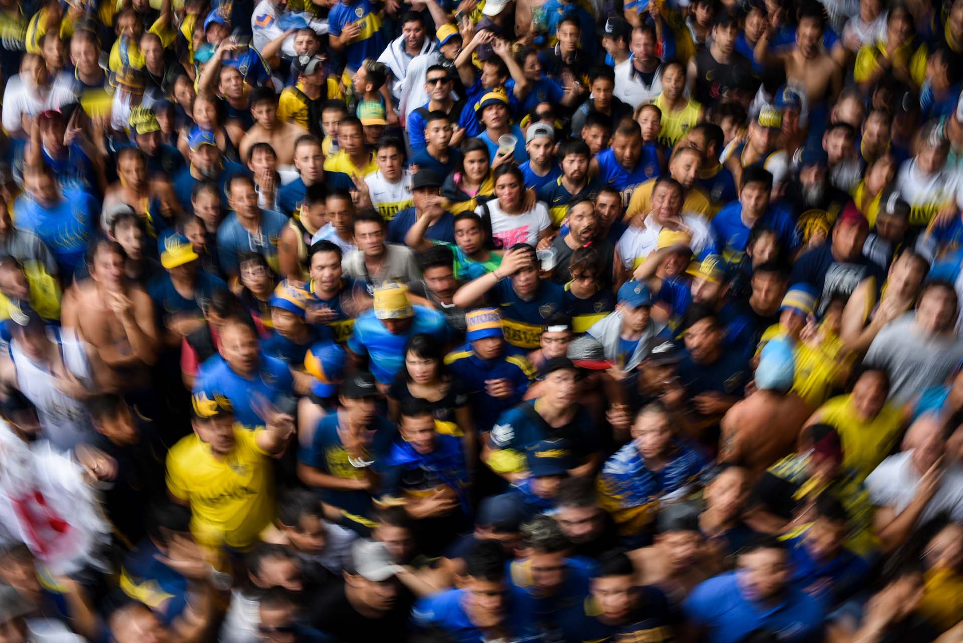 Una multitud de hinchas de Boca se agolpan y sufren en las calles del Barrio de La Boca, mientras se disputa el Superclásico ante River (Manuel Cortina)