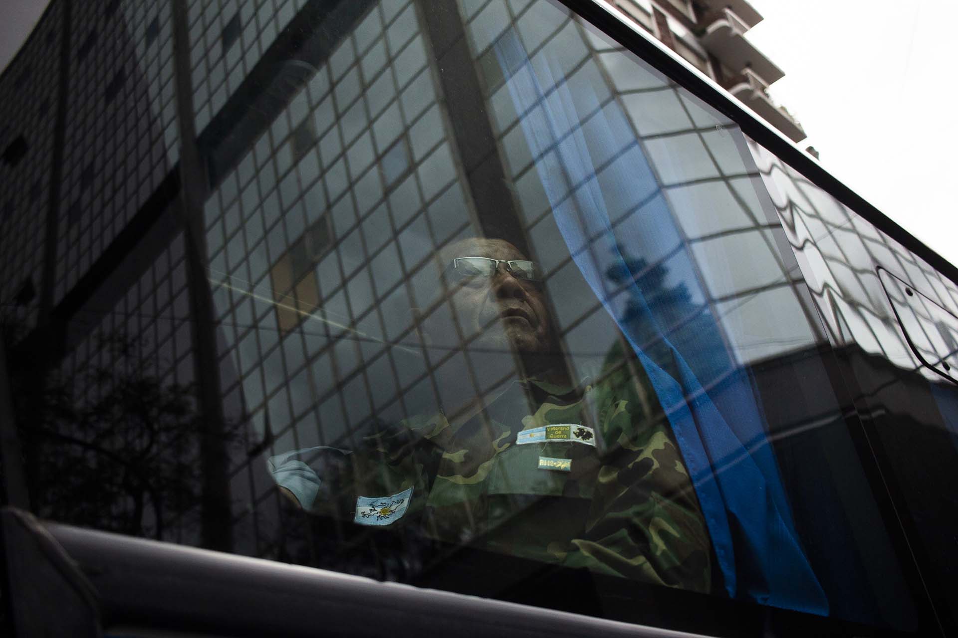 Un ex combatiente de la Guerra de Malvinas participa de la manifestación que exige el tratamiento de una ley que amplíe el Régimen de Pensiones de Guerra (Matías Baglietto)