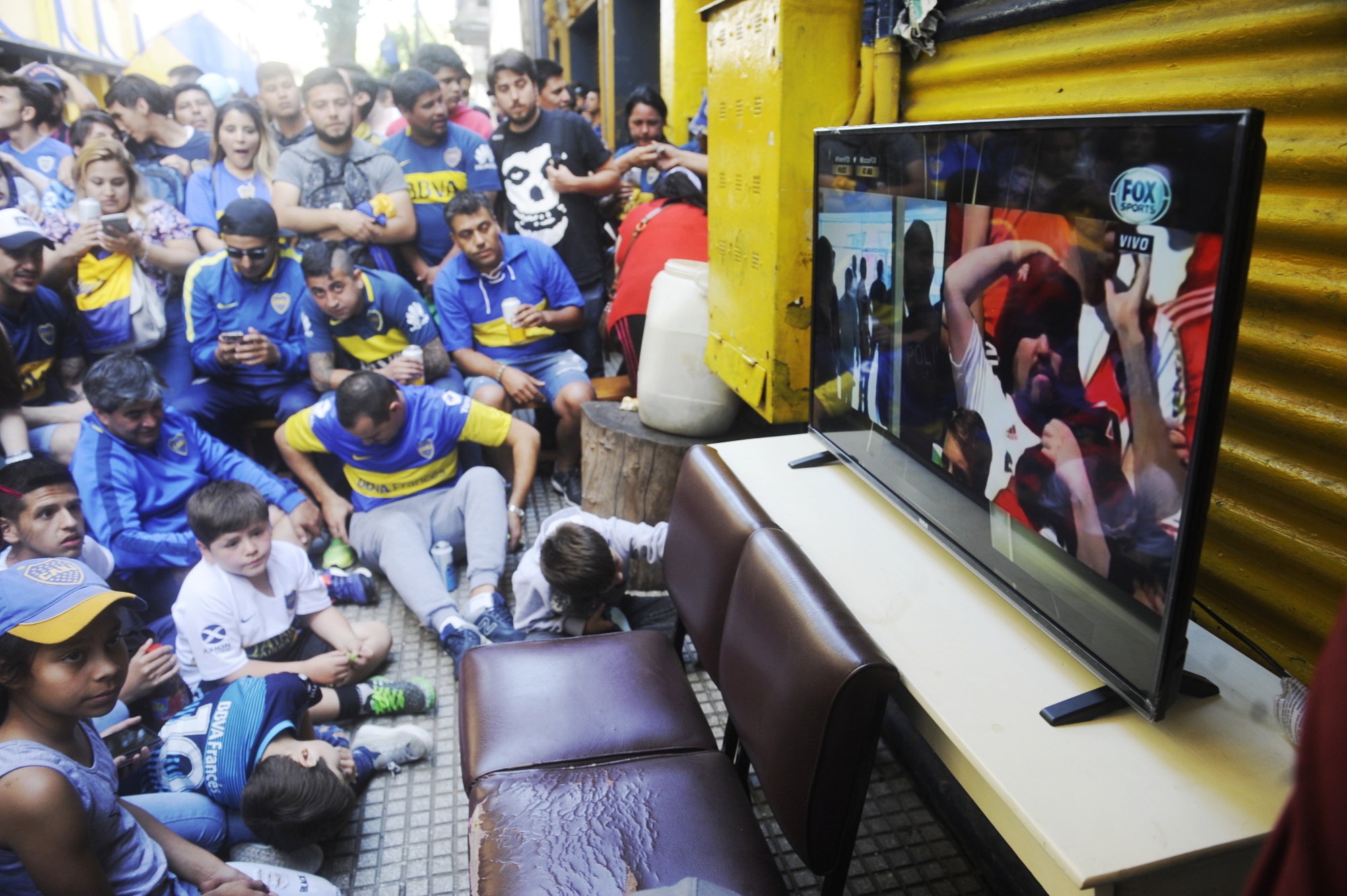 Hinchas de Boca esperan afuera de la Bombonera que arranque la final de vuelta la Copa Libertadores en el estadio Monumental (Dino Calvo)
