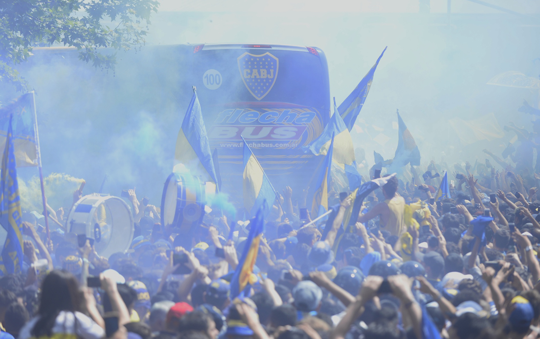 Hinchas de Boca despiden al equipo en Puerto Madero antes de la partida hacia el Monumental (Dino Calvo)