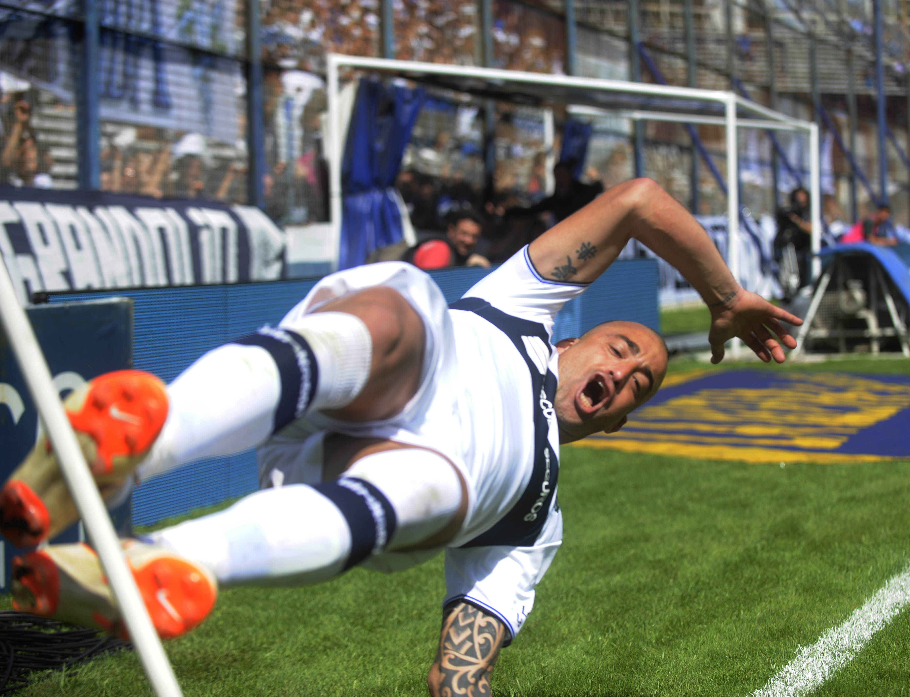 Santiago Silva festeja un gol durante el partido entre Gimnasia y Central (Dino Calvo)