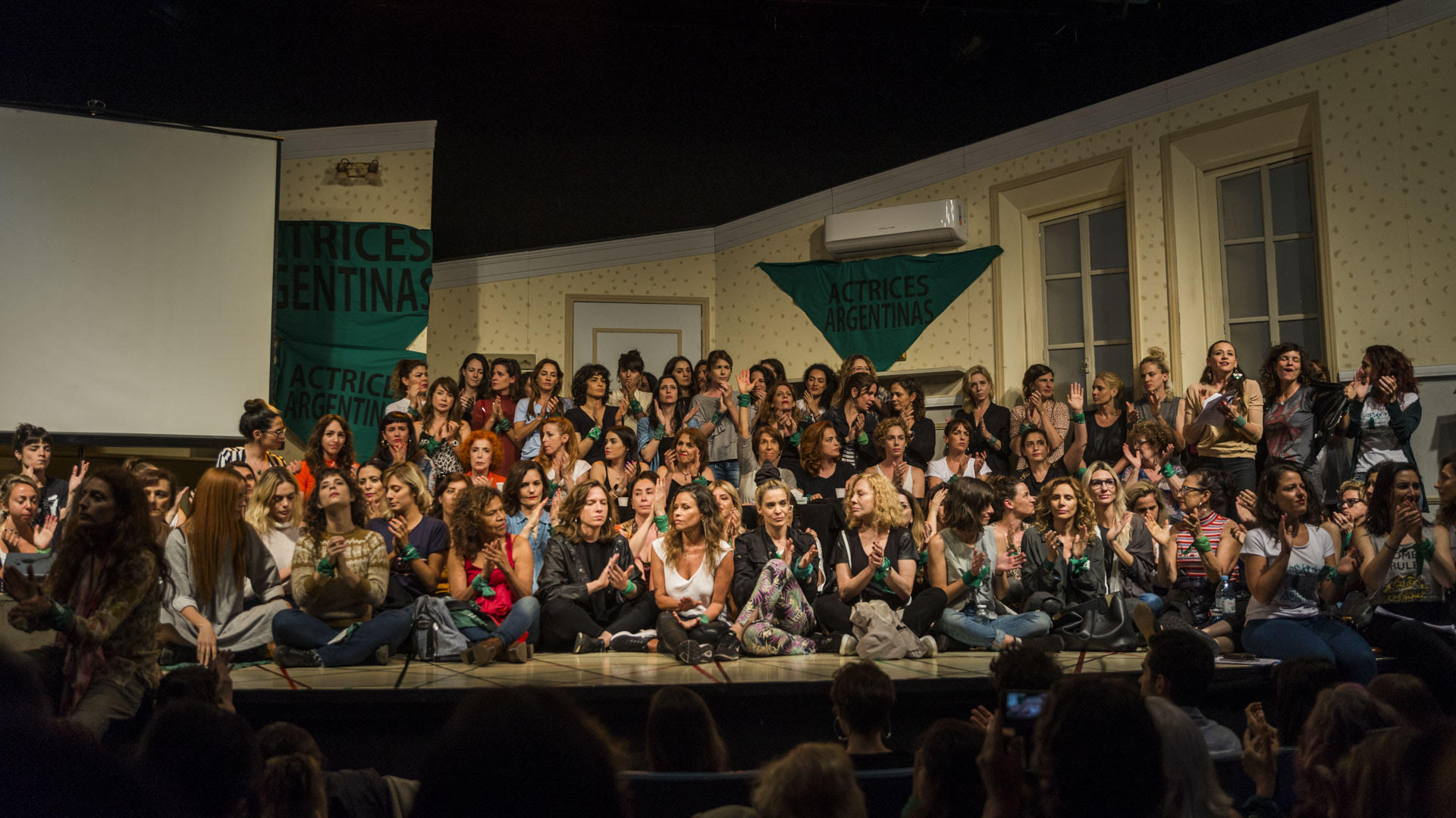Thelma Fardin junto al colectivo de Actrices Argentinas, durante la denuncia pública por violación al actor Juan Darthés (Julieta Ferrario)