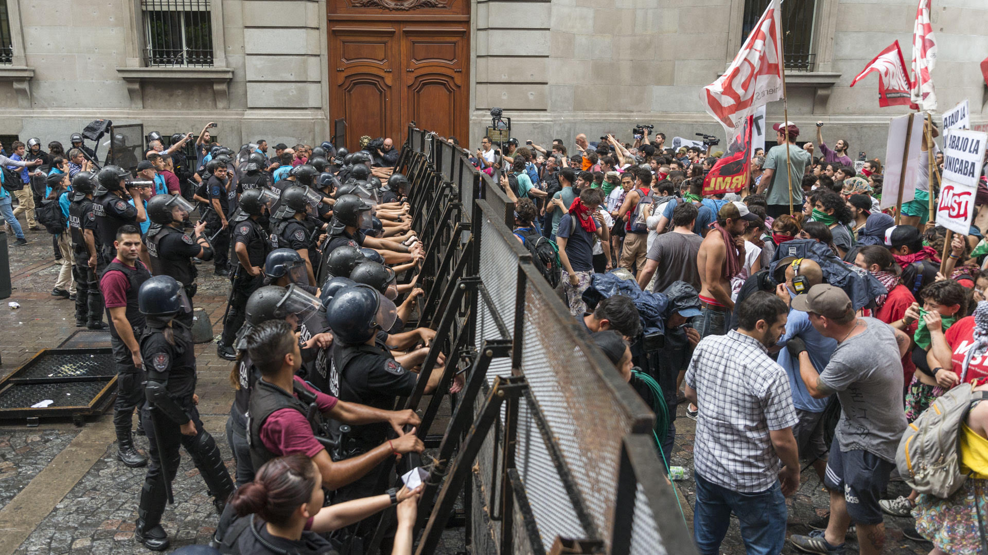 Alumnos y docentes de profesorados protestan frente a la Legislatura porteña durante el tratamiento de la ley de UniCABA, que generó la unificación de los 29 profesorados de la Ciudad de Buenos Aires (Julieta Ferrario)