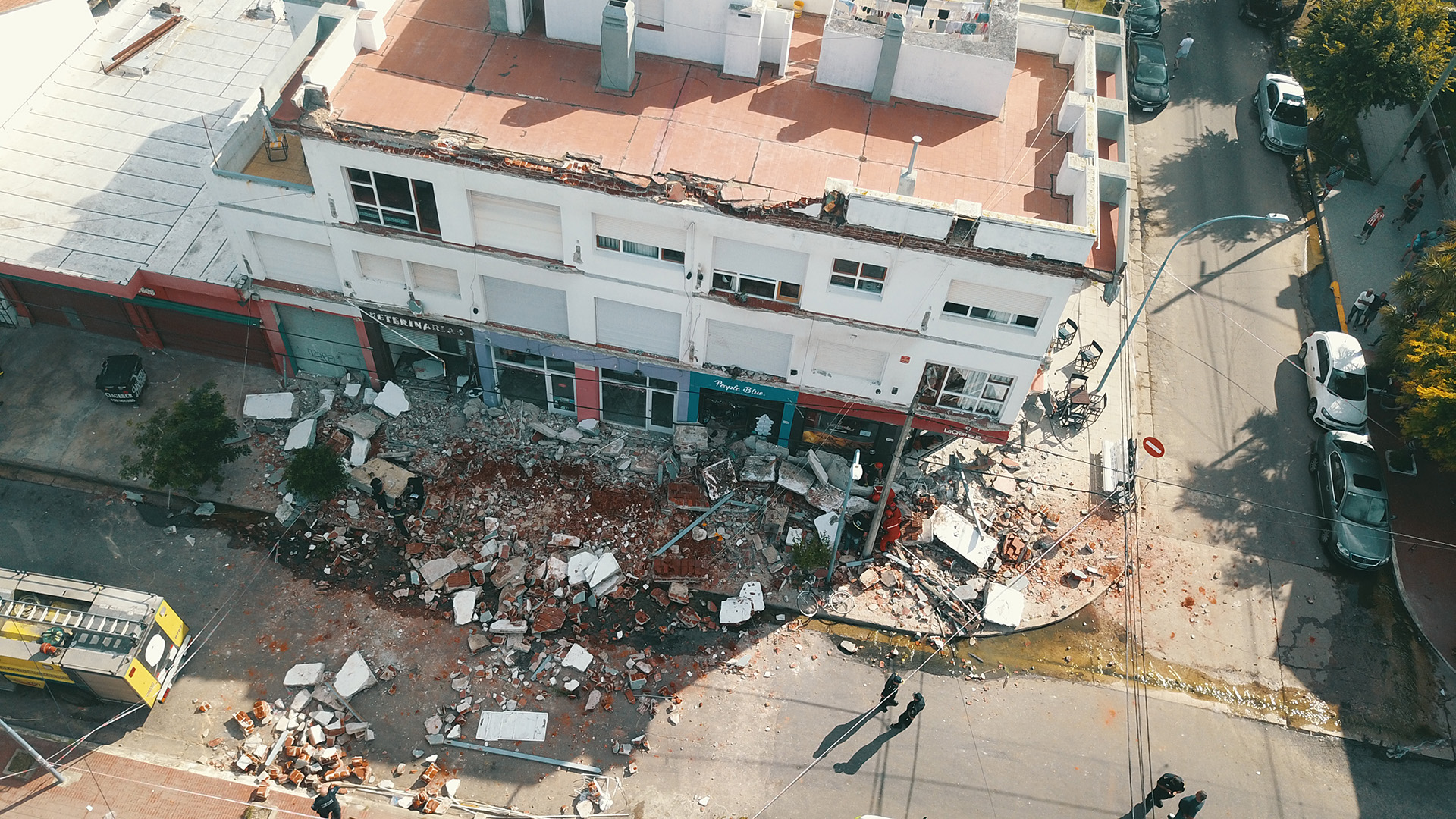 Tres balcones se derrumbaron en un edificio de Mar del Plata. Murieron una mujer de 35 años y su hija de 3 años (Christian Heit)
