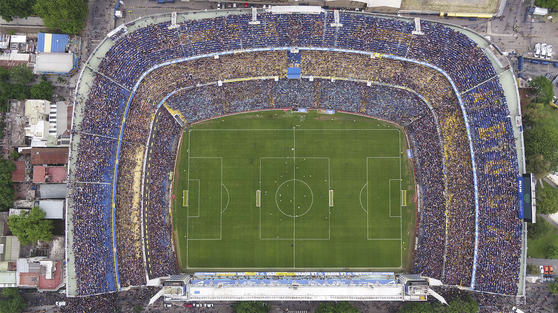 Vista aérea de la Bombonera durante un entrenamiento masivo antes de la segunda final de la Copa Libertadores entre Boca y River (Thomas Khazki)