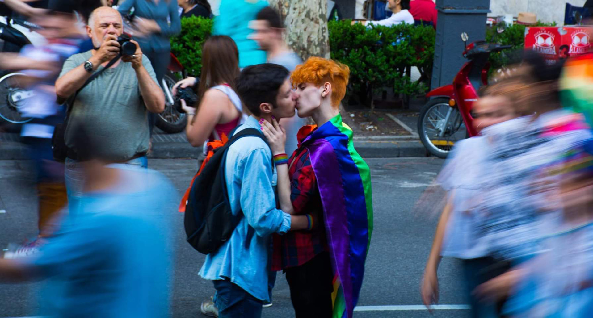 Una pareja de jóvenes homosexuales se besa durante la marcha LGBTIQ en la ciudad de Buenos Aires (Franco Fafasuli)