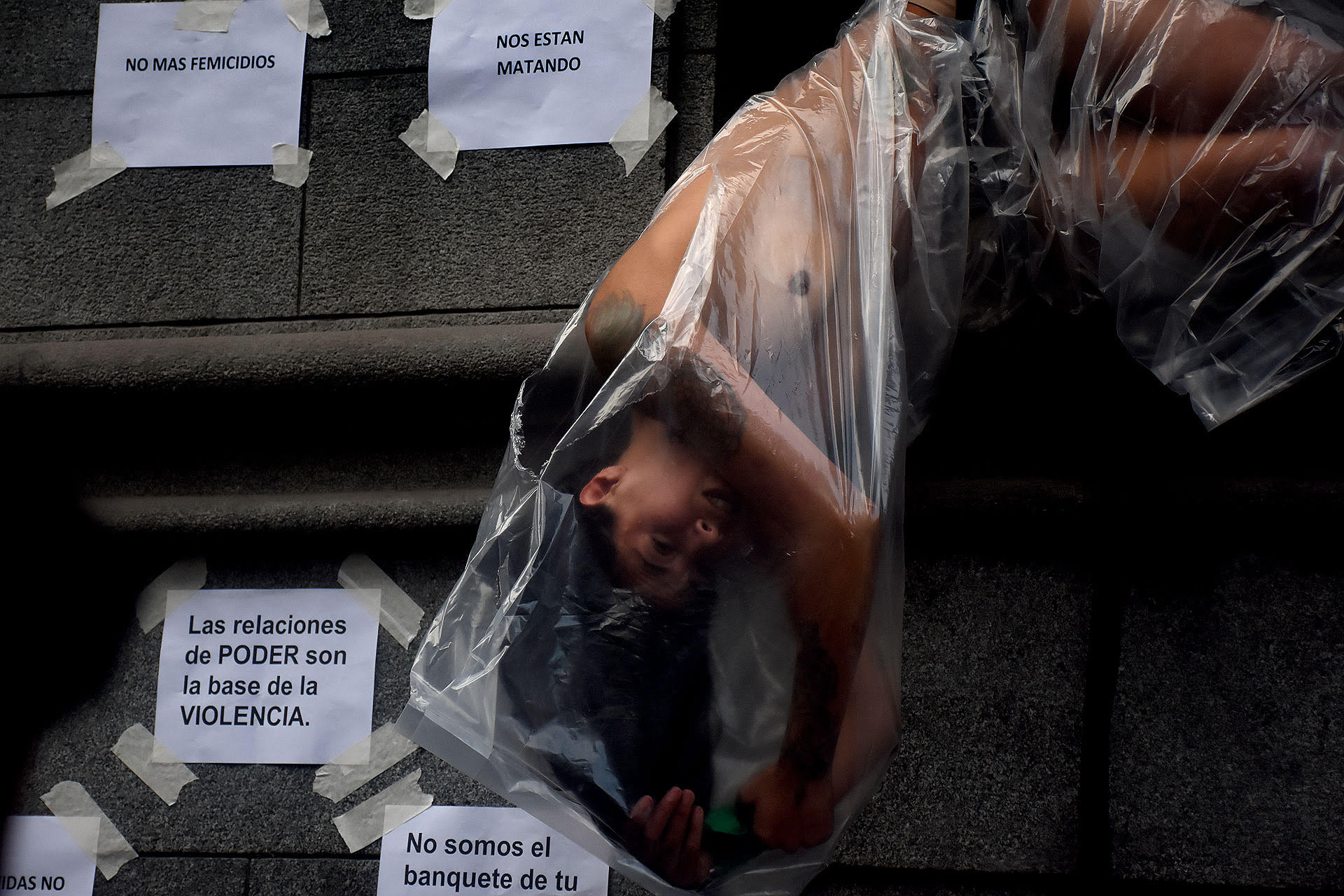 Expresión artística durante una movilización por el caso de Lucia Pérez en Buenos Aires (Nicolás Stulberg)