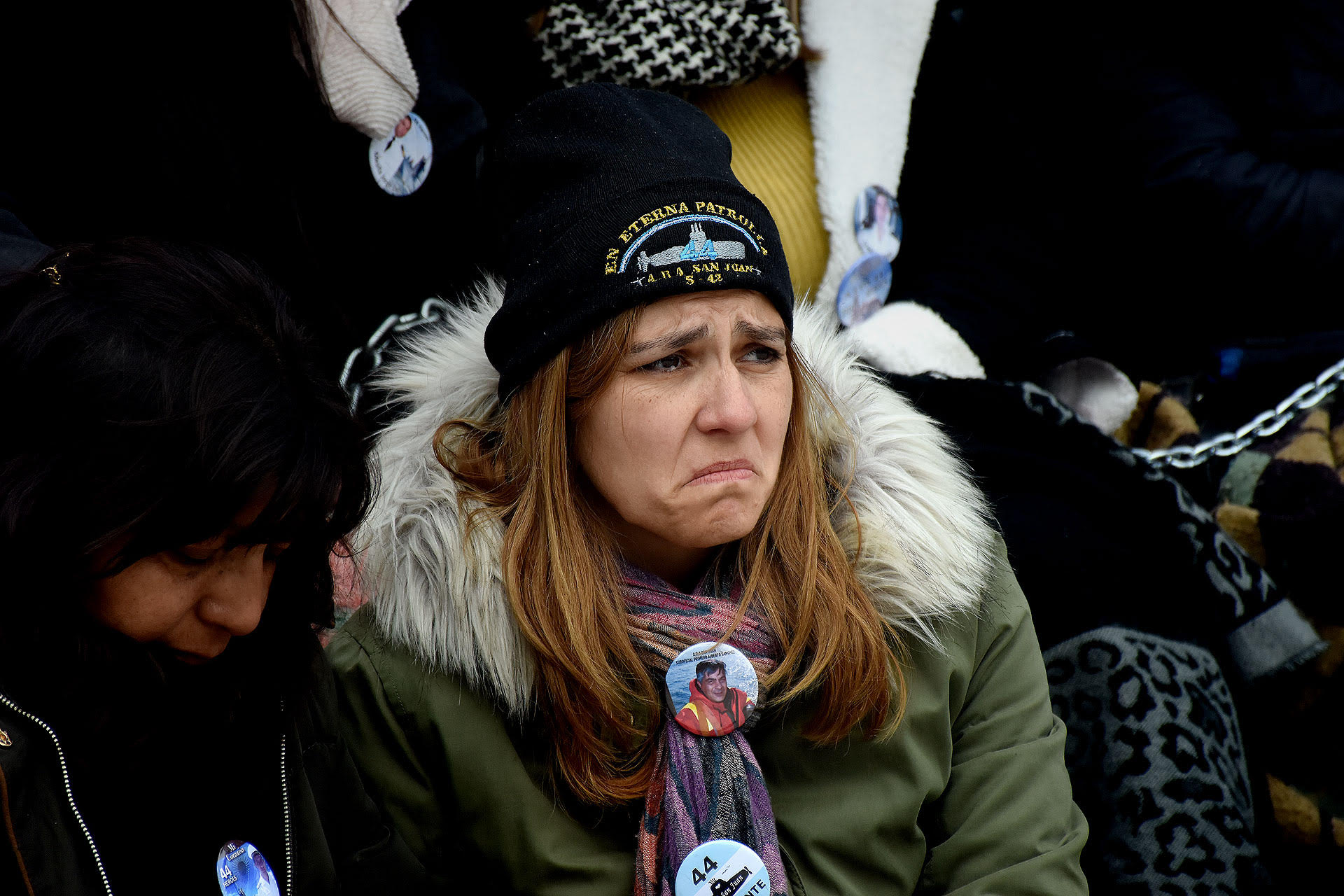 Familiares de los tripulantes del submarino Ara San Juan protestan encadenados frente a la Casa Rosada (Nicolás Stulberg)