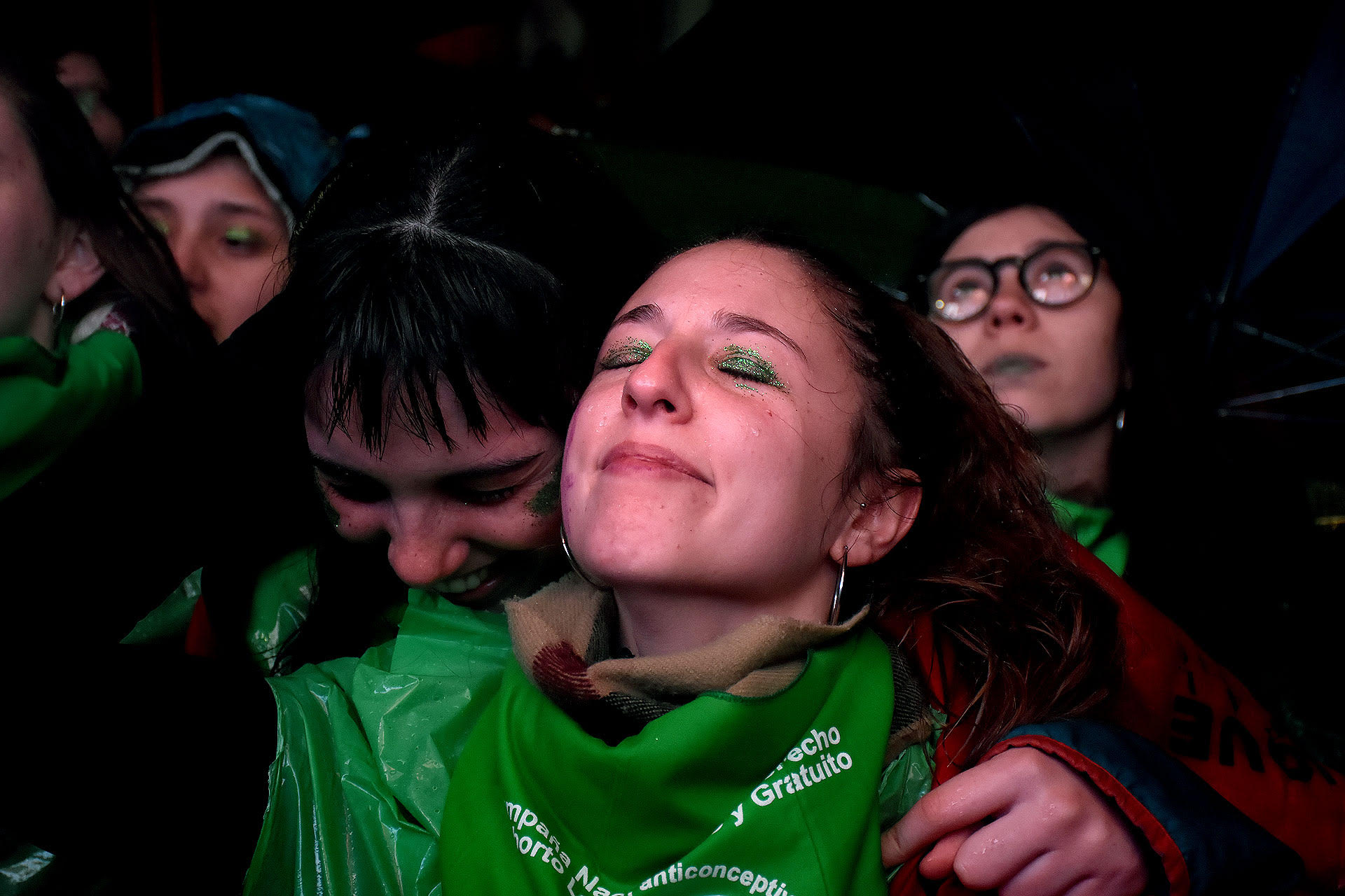 Instantes decisivos durante el tratamiento de la ley de despenalización del aborto en el Senado de la Nación. Dos mujeres siguen el debate en una pantalla gigante afuera del Congreso (Nicolás Stulberg)