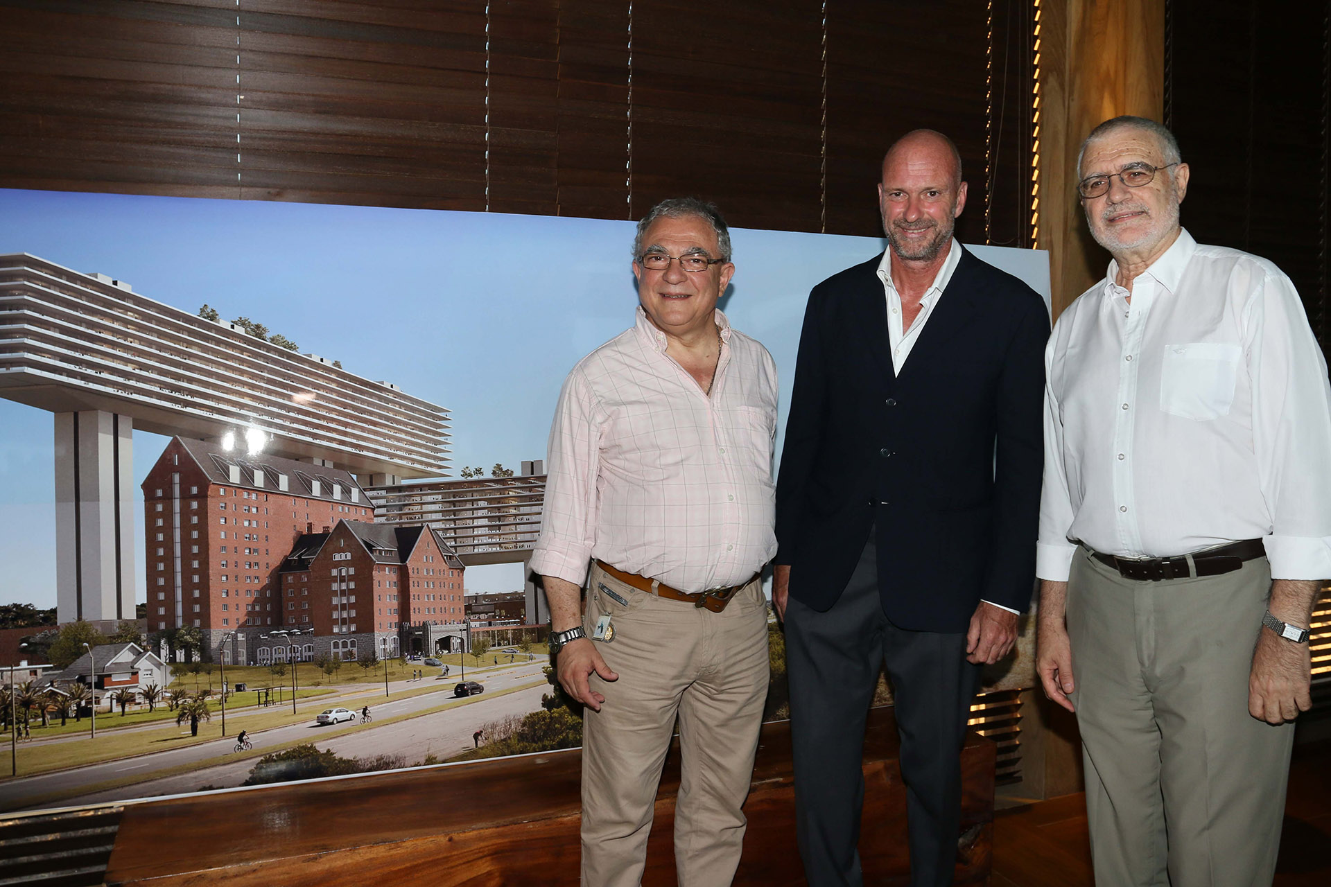 El director de Turismo de la Intendencia de Maldonado, Luis Borsari, Giuseppe Cipriani y el subsecretario del ministerio de Turismo, Benjamín Liberoff, junto al proyecto
