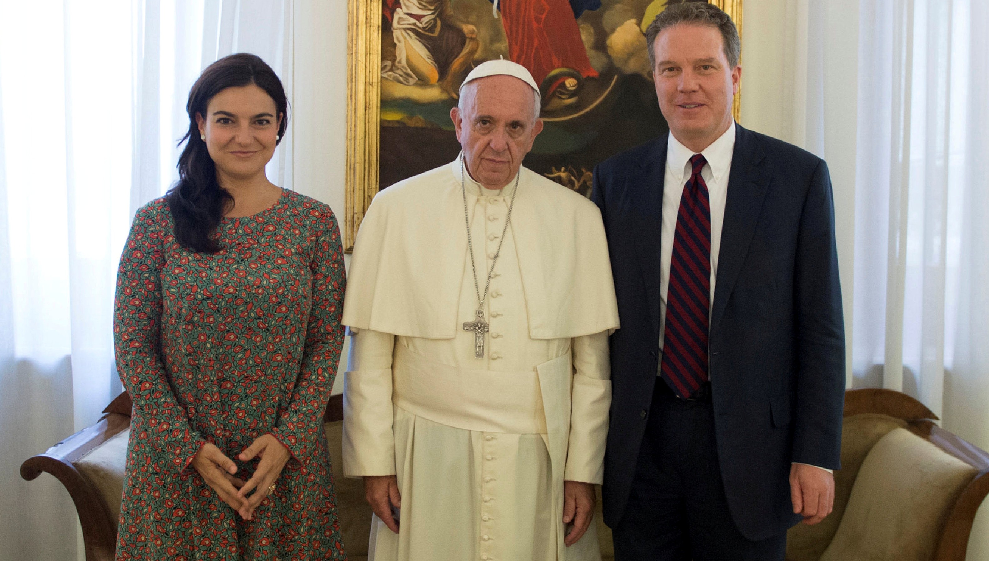El papa Francisco, junto a Paloma Garcia Ovejero y Greg Burke (Reuters)