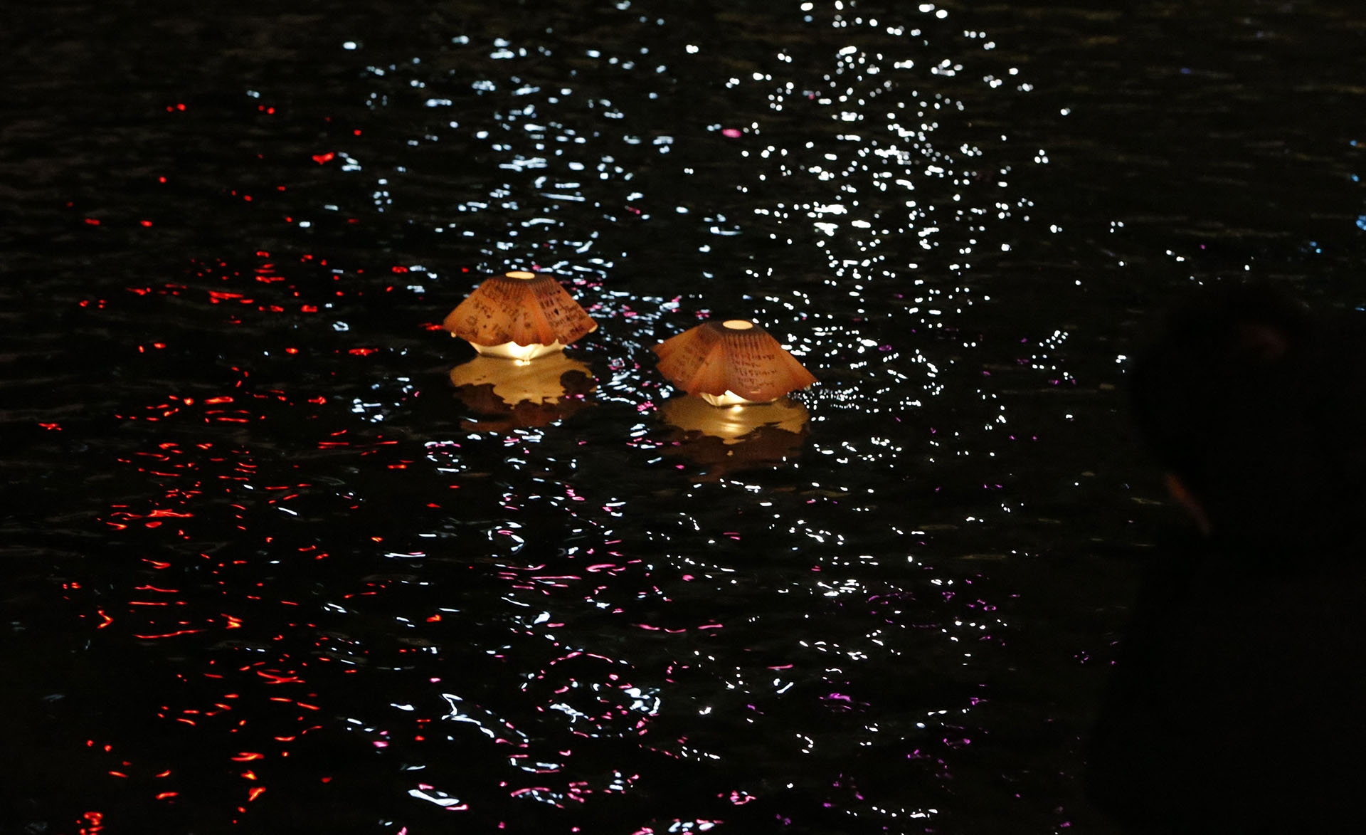 Vista de lámparas flotantes de deseo sobre el agua en la calle Cheonggye durante las celebraciones de Año Nuevo en Seúl, Corea del Sur