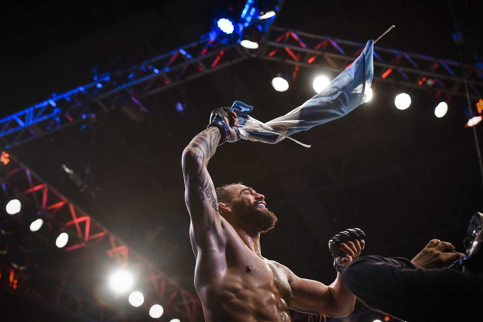 En la pelea estelar de UFC Argentina, el argentino Santiago Ponzinibbio derrotó por nocaut a Nei Magny (Guillermo Llamos)