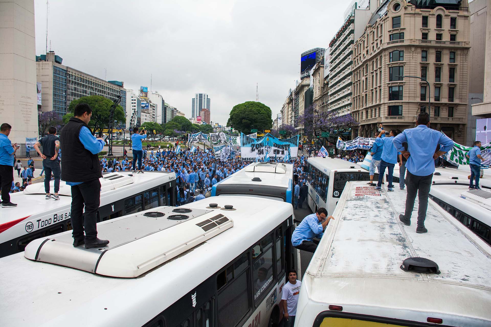 Trabajadores de diversas líneas de colectivo marcharon al Obelisco para reclamar que las elecciones del sindicato habían sido fraudulentas (Franco Fafasuli)