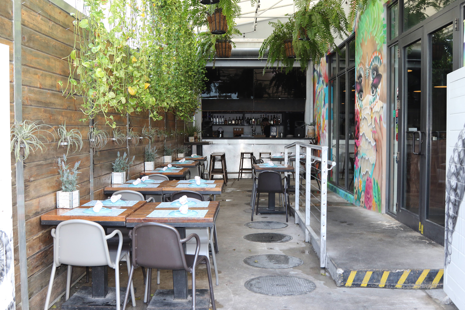 Siguiendo la estética del barrio sus paredes fueron intervenidos para reflejar el espíritu trendy de Wynwood. GKB es un lugar elegido tanto para la hora del almuerzo, a la tarde con happy hours y con opción de cena