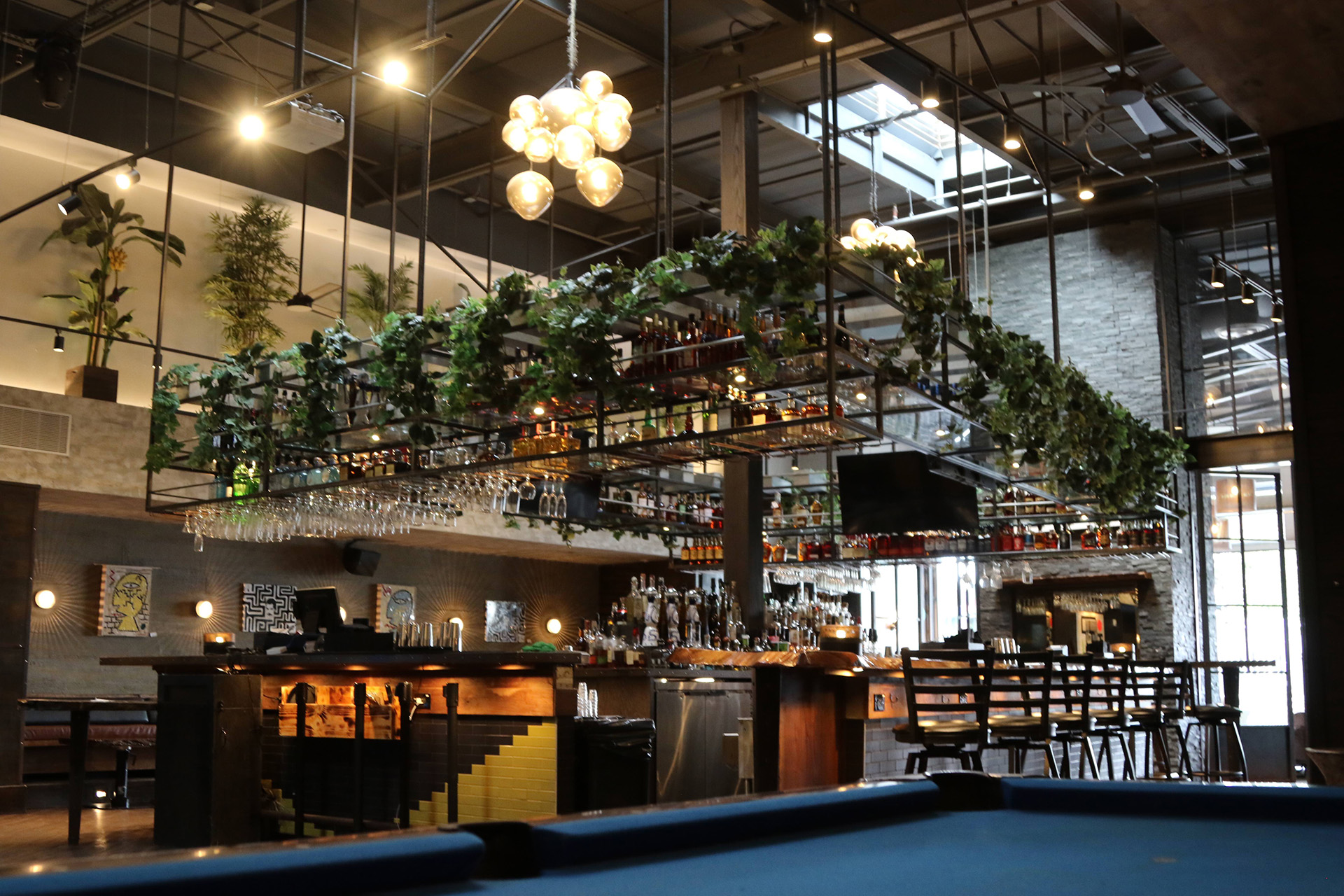 Con un concepto descontracturado el lugar ofrece la posibilidad de disfrutar de una excelente coctelería a cargo de los entrenados bartenders mientras se entretienen con la mesa de pool. La especialidad de la casa son los cócteles a base de tequila