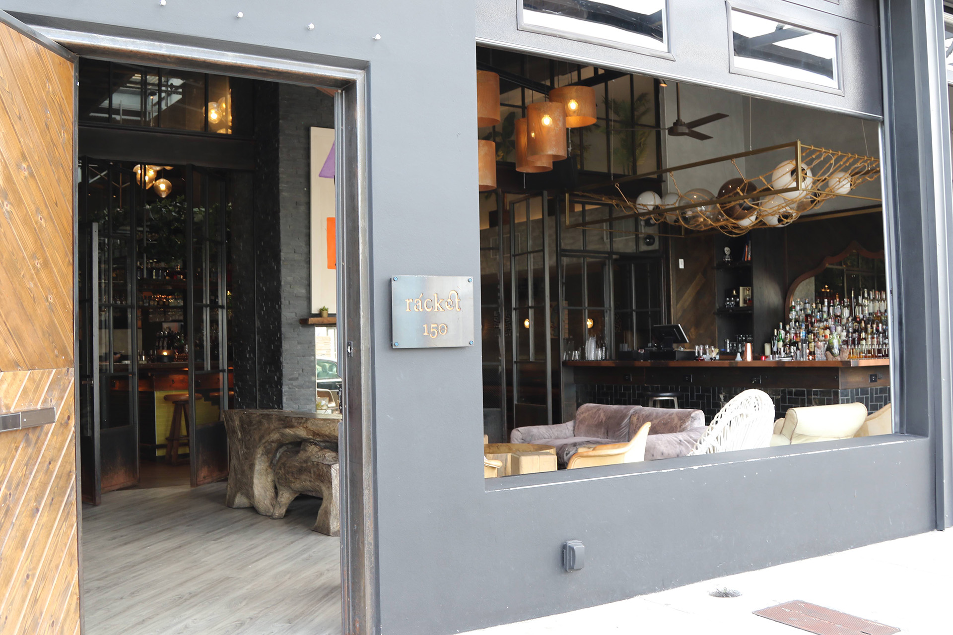 El arte y la gastronomía logran el perfecto equilibrio en Wynwood. El distinguido restaurante Racket es uno de los elegidos de la zona por su diseño único industrial combinado con piezas de antigüedades, que lo convierten un un espacio atractivo para disfrutar de un almuerzo, cena o incluso de un ambiente de celebración
