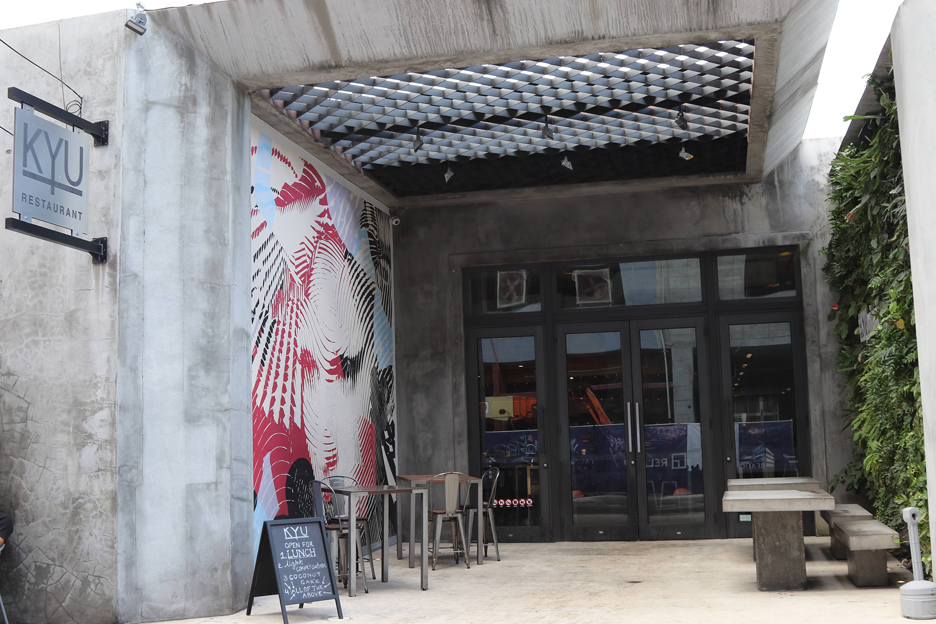Se realizan tours gastronómicos por algunos de los espacios gourmet del distrito. Característico del barrio más inspirador de Miami, Kyu sigue los lineamientos culturales de todas sus calles con una propuesta ecléctica tanto en su carta de sabores asiáticos como en sus muestras de diseño