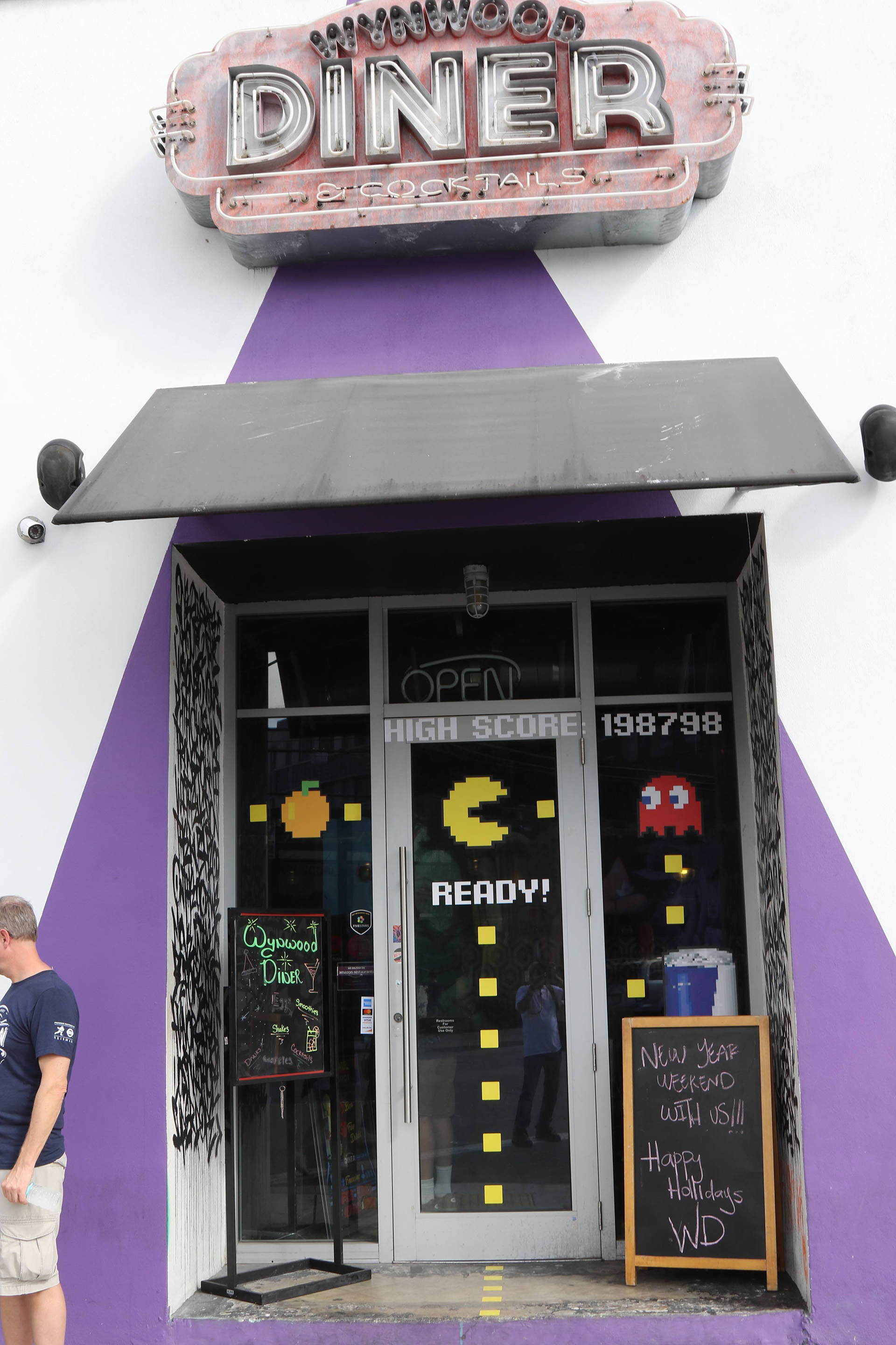 Un espacio animado con una propuesta variada con sectores para entretenerse y a la vez poder degustar platos al paso y tragos ligeros. Dinner cocktails es muy popular entre los grupo de amigos y familias