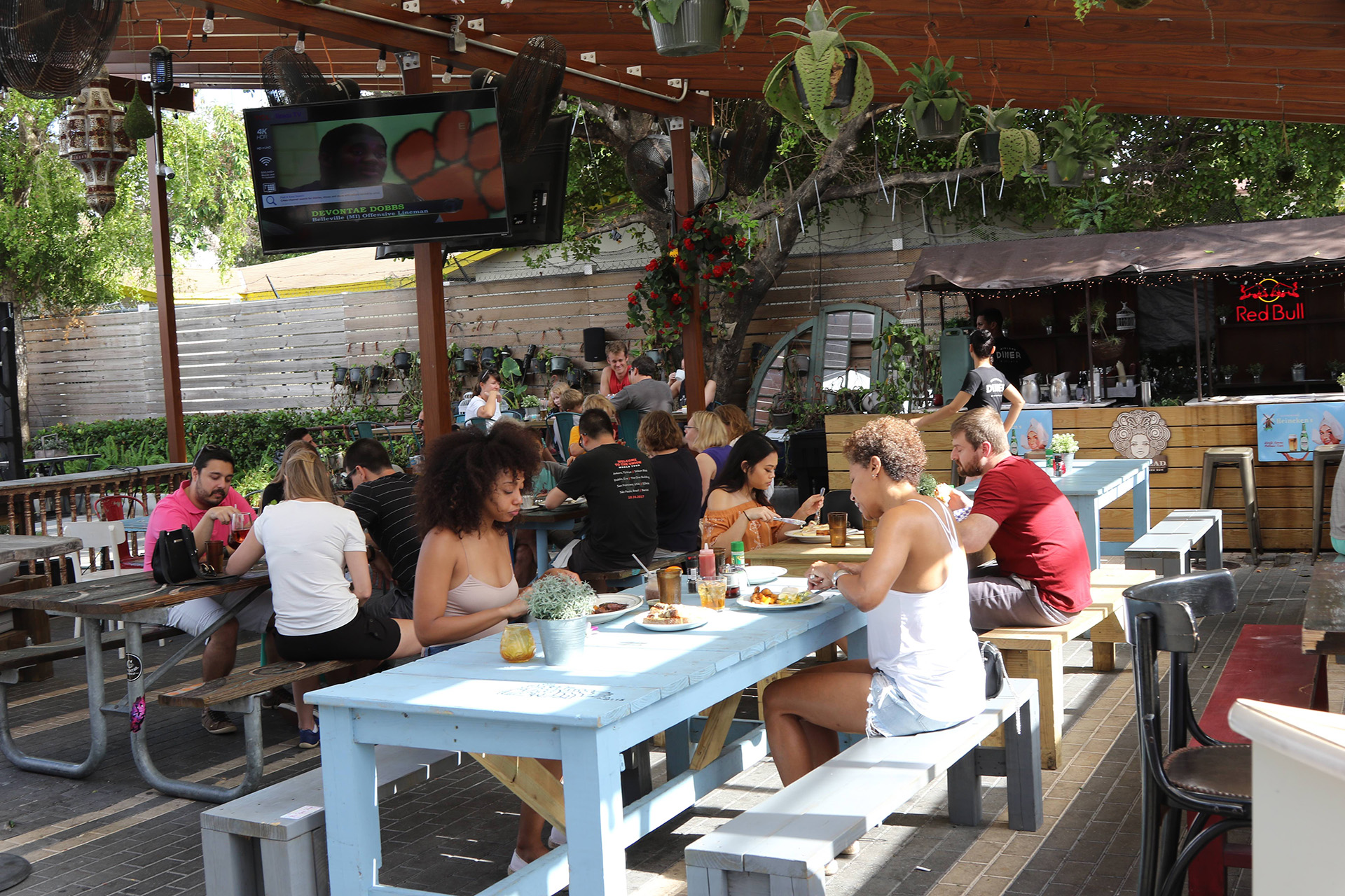 El segundo sábado de cada mes se celebran ferias y exposiciones que van desde performances en vivo, exhibiciones de artistas y propuestas gourmet en un ambiente relajado y cool que permite disfrutar hasta la madrugada