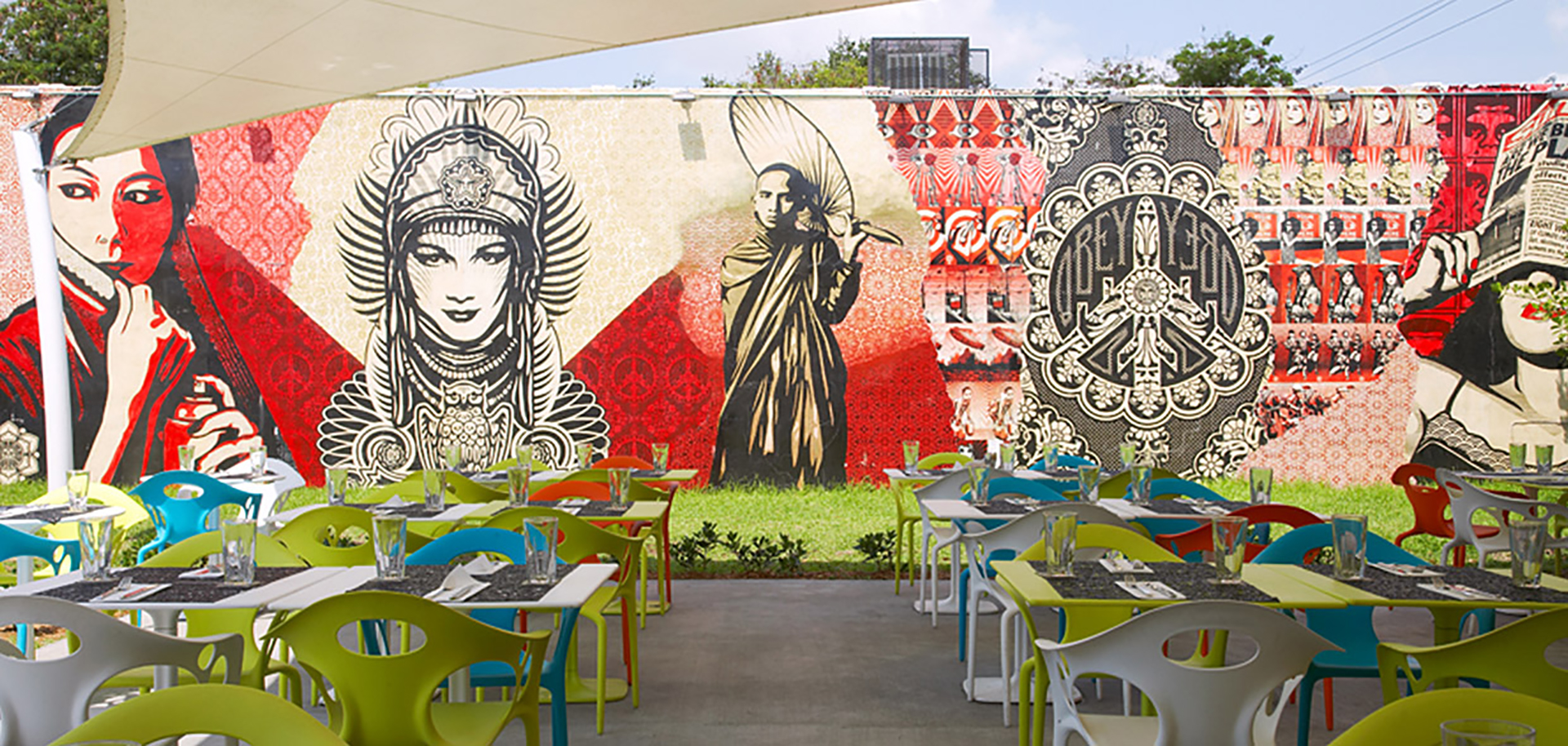 Con una amplia oferta gastronómica que recorre las cocinas del mundo -desde sabores locales, pasando por comida europea hasta asiática- es posible viajar a través de los platos propuestos en cada local. Kitchen Bar Wynwood, entre el listado de los favoritos, sirve tapas, empanadas y tragos