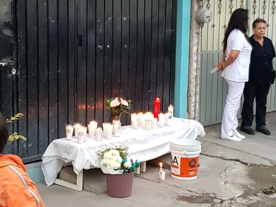 Altar frente al domicilio donde encontraron restos de mujeres víctimas de la pareja feminicida (Foto: Especial Twitter)