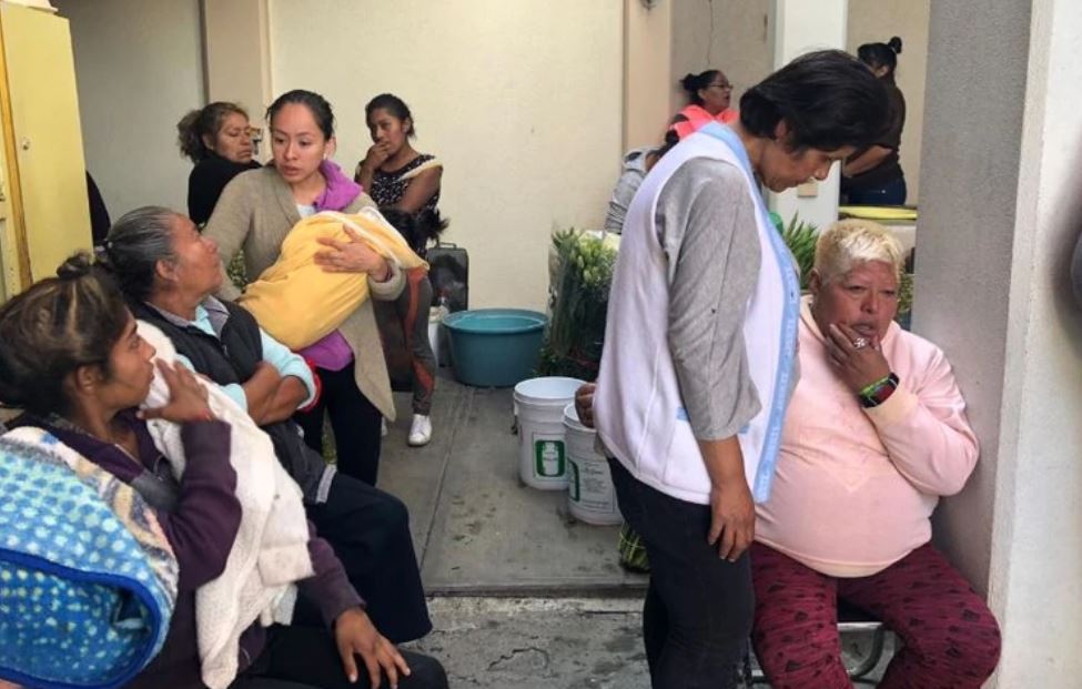 La abuela de los niños (a la derecha) fue consolada por vecinos de la colonia durante el funeral (Foto: Especial)