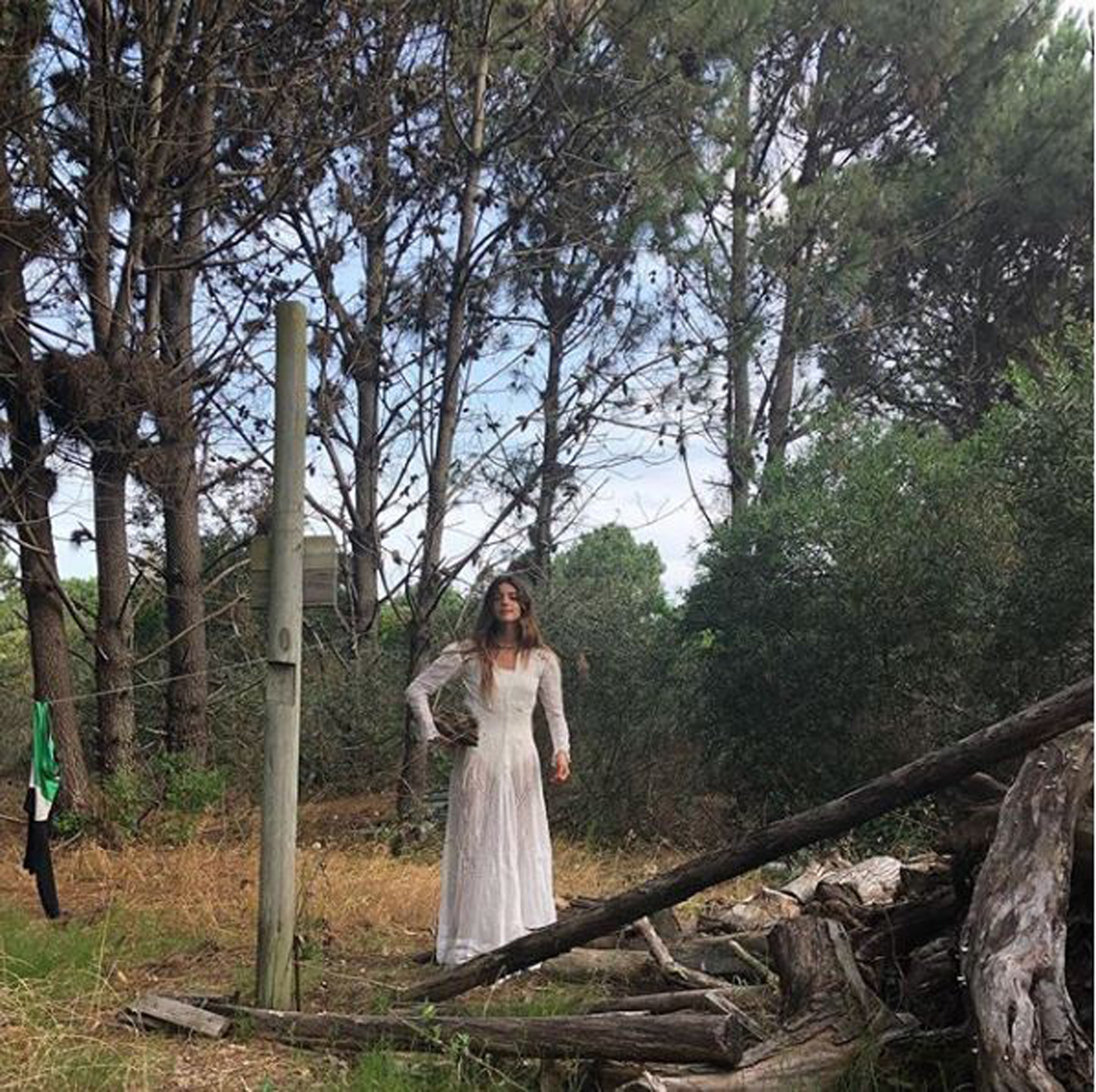Romántico en total white en un bosque de Punta del Este