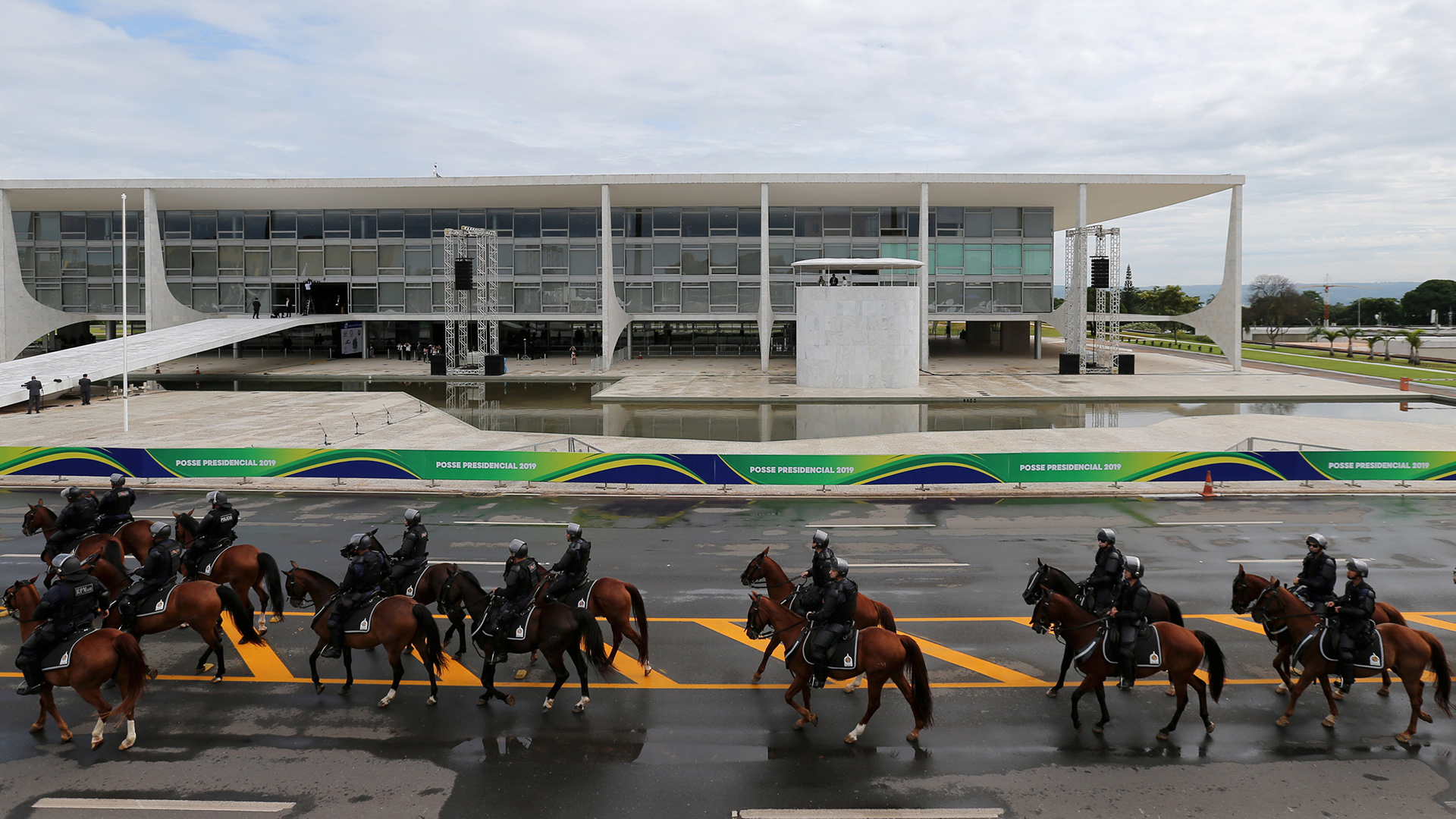 La Policía montada custodia las inmediaciones del palacio de gobierno (REUTERS/Sergio Moraes)