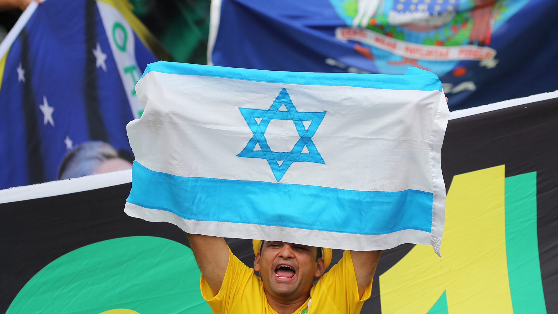 Un hombre sostiene una bandera de Israel, país con el que Bolsonaro quiere tejer una estrecha alianza (REUTERS/Sergio Moraes)