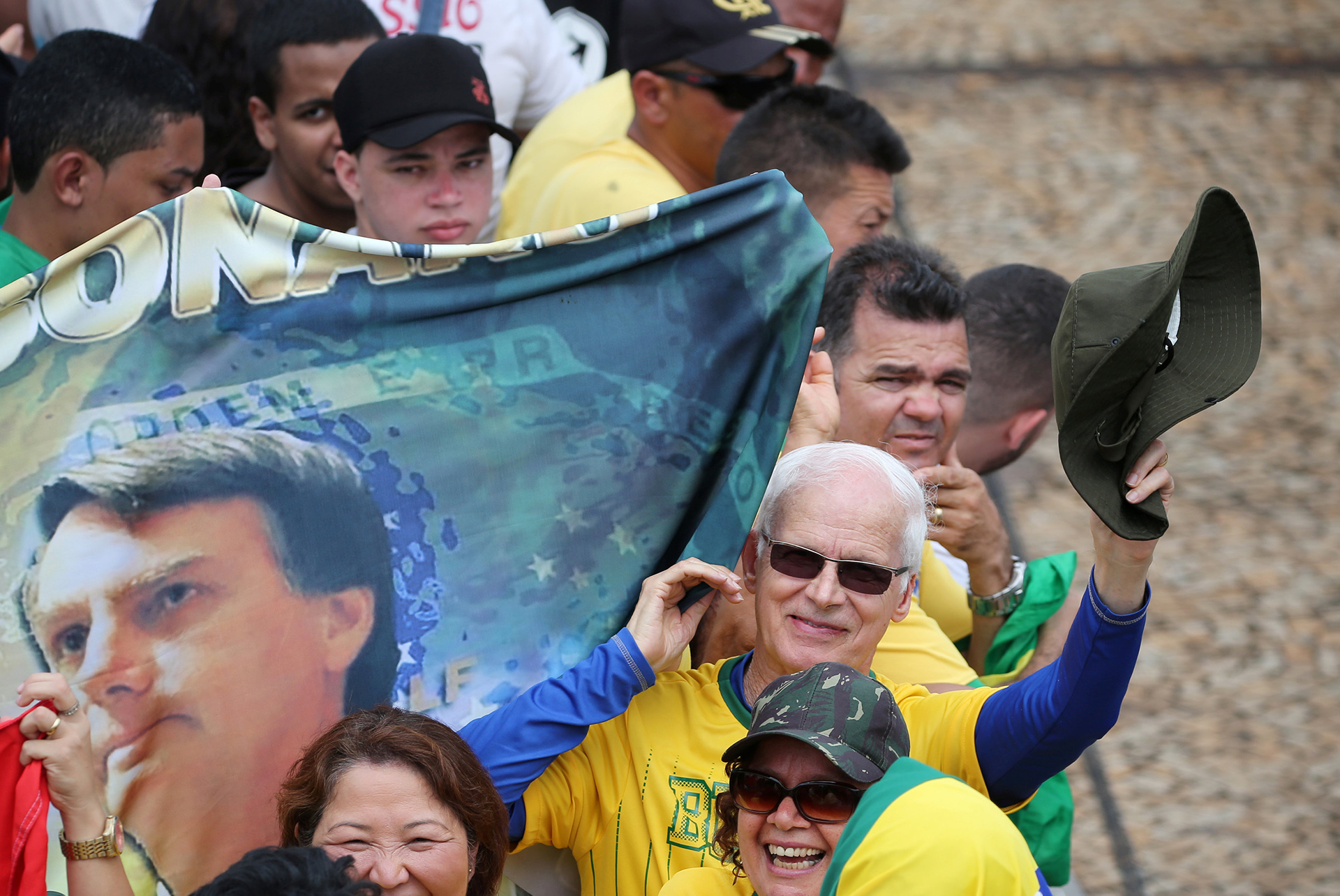 Los seguidores del capitán del Ejército mostraron su felicidad (REUTERS/Sergio Moraes)