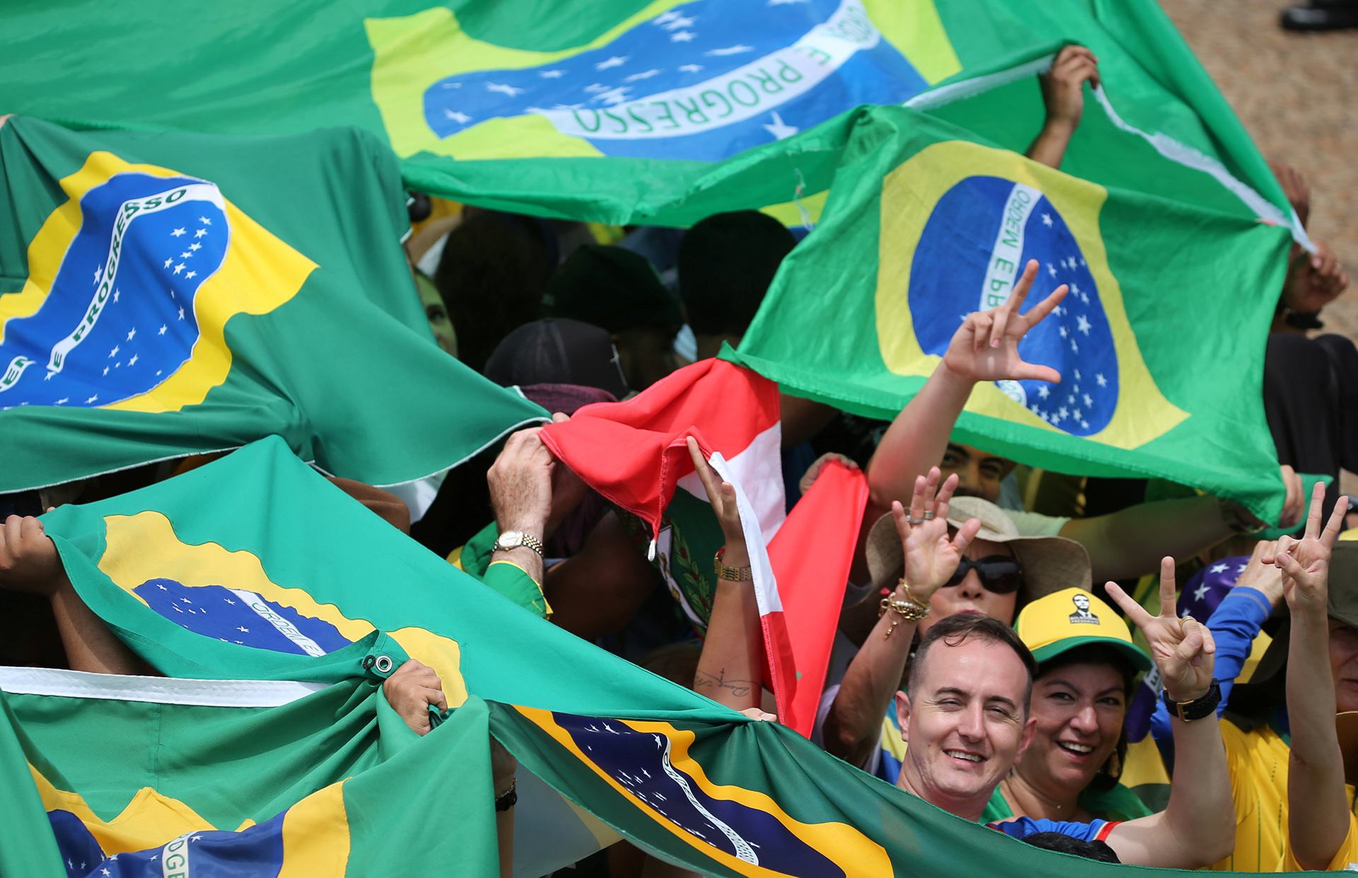 Las banderas brasileñas pueblan la plaza (REUTERS/Sergio Moraes)