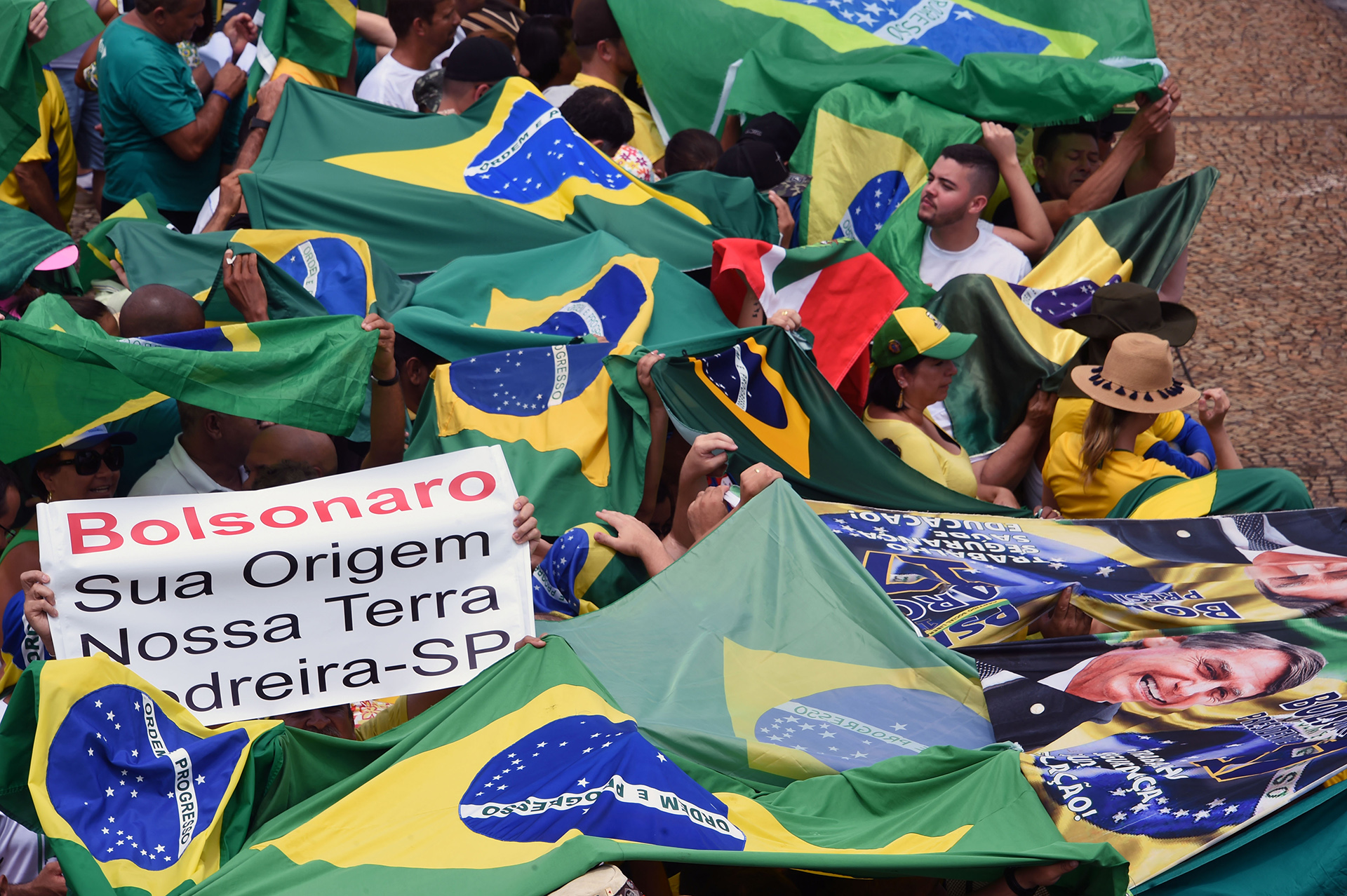 “Bolsonaro, su origen, nuestra tierra”, dice el cartel de un simpatizante (EVARISTO SA / AFP)