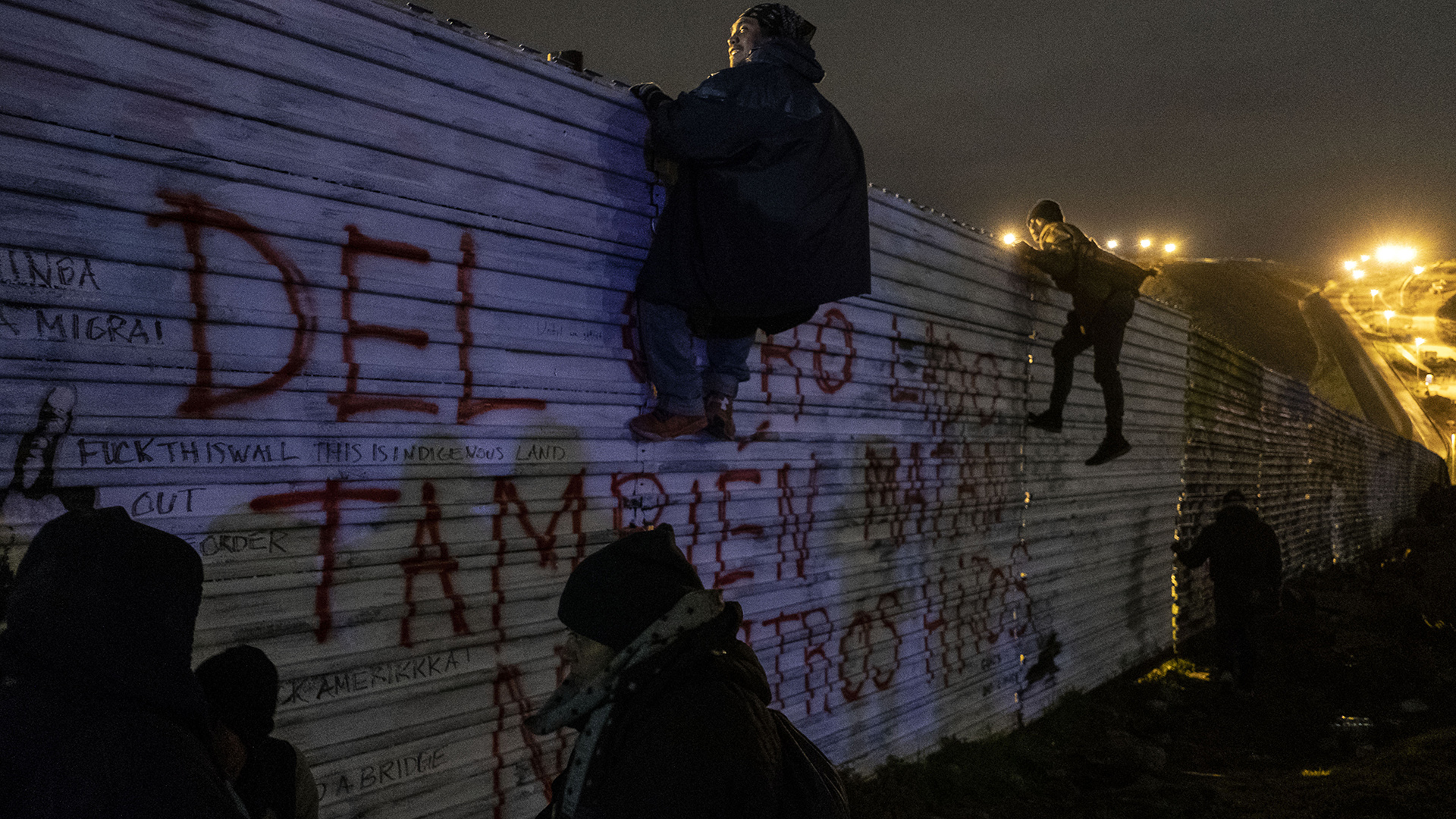 (Guillermo Arias / AFP)Migrantes centroamericanos atravezando la frontera mexicana, desde Tijuana a San Diego durante año nuevo.