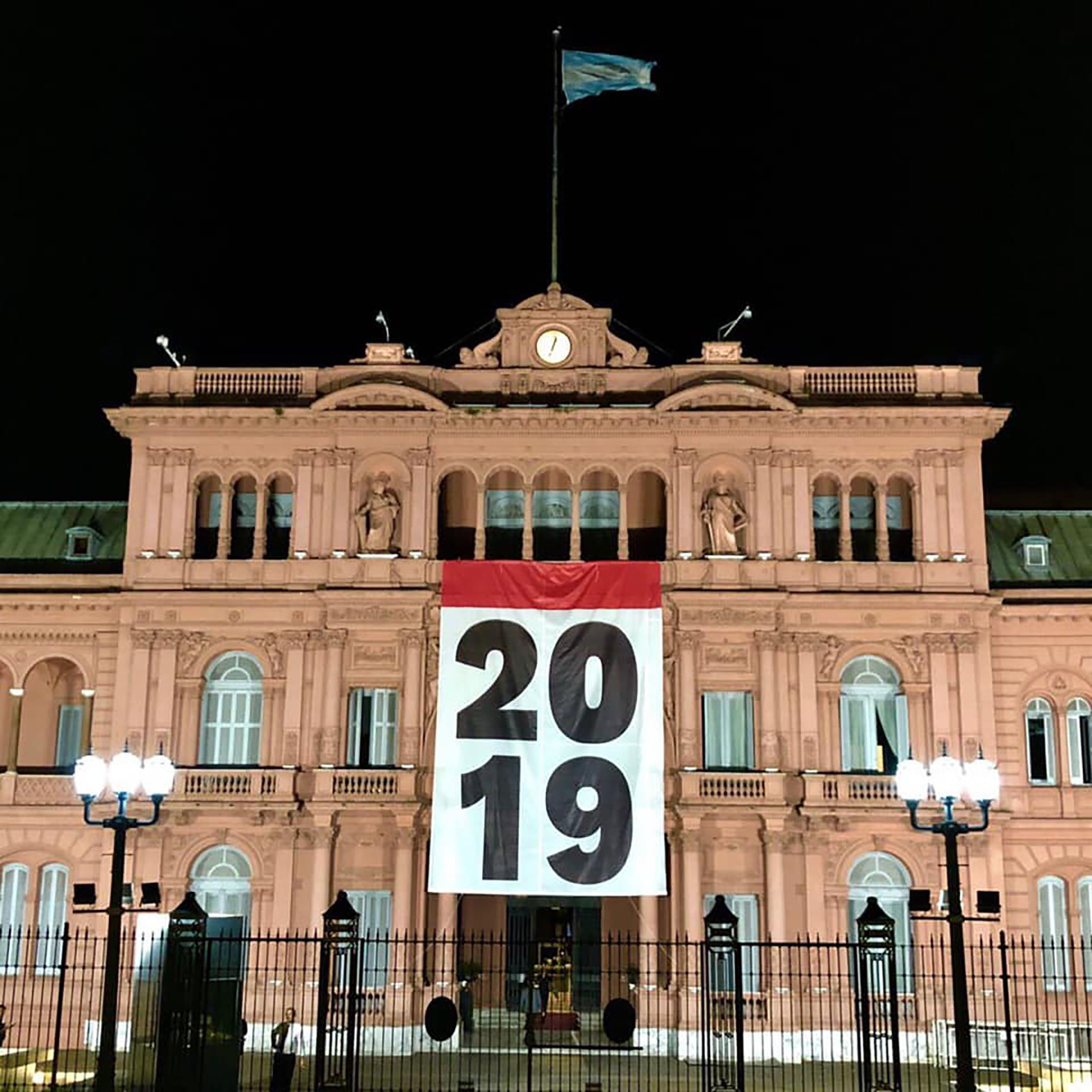 Sorpresa. Para recibir el nuevo año, el gobierno colgó un afiche con el número “2019”