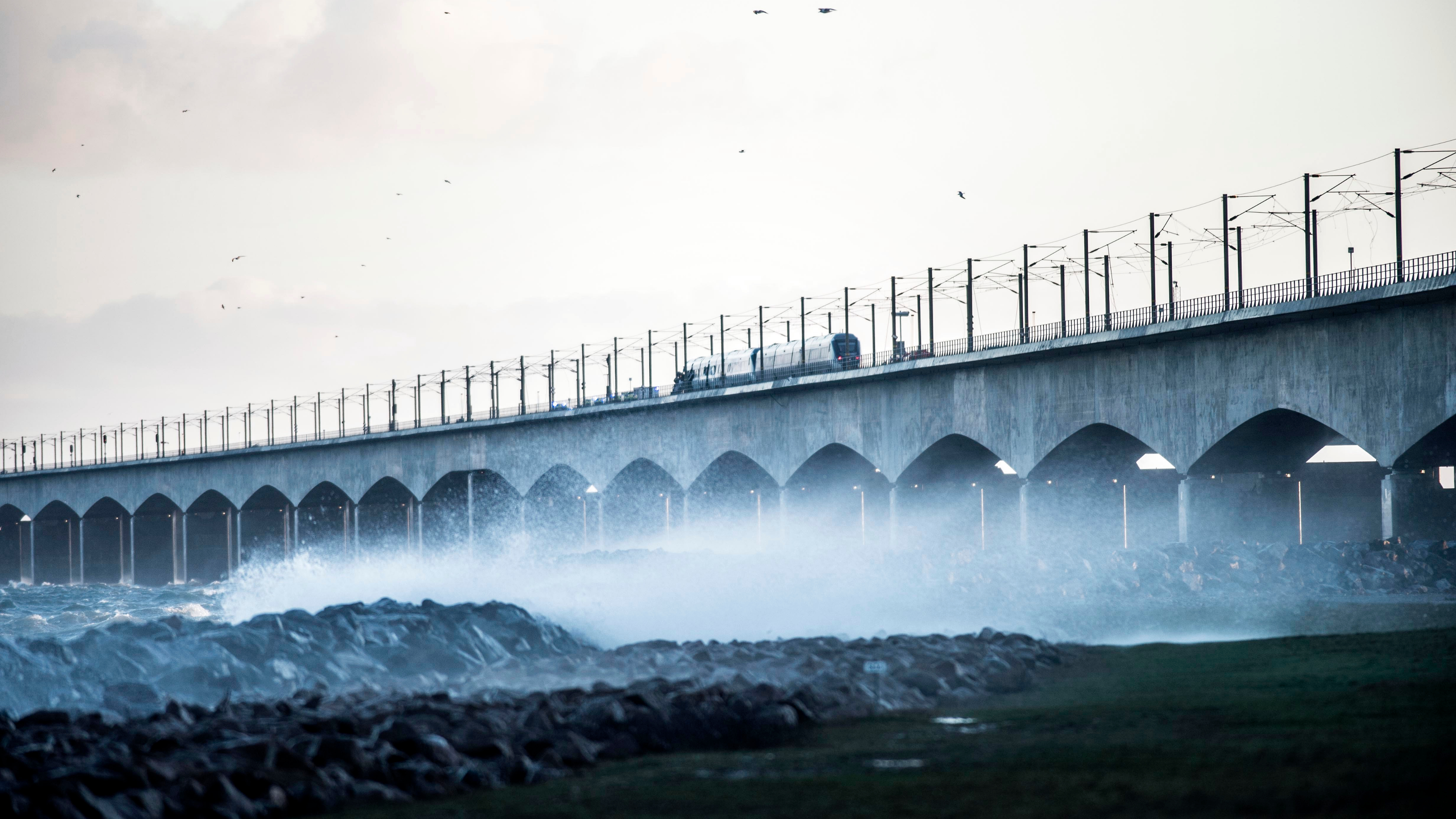 El tren de pasajeros varado sobre el puente tras a colisión (AFP)