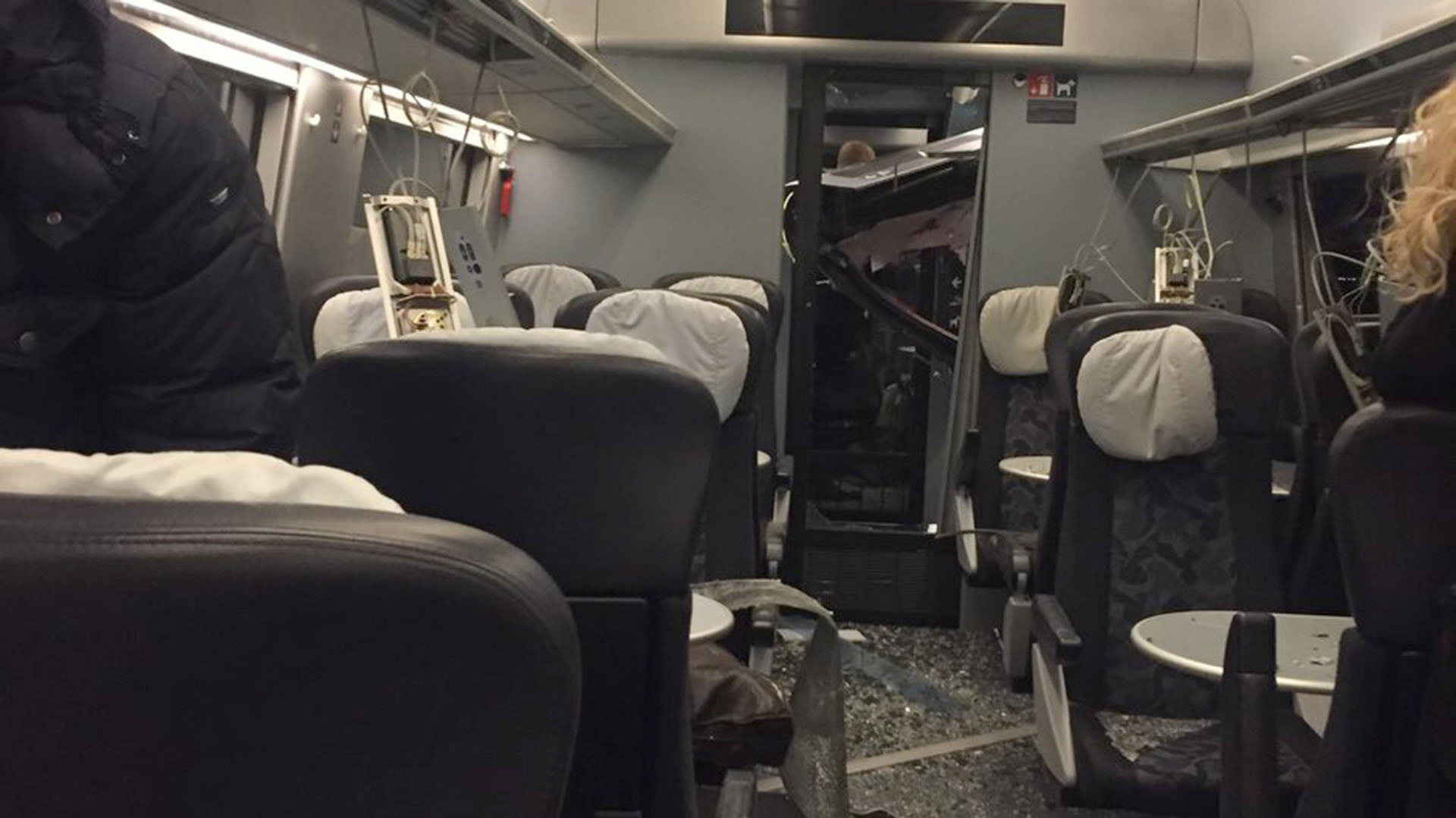 Así quedó el interior de uno de los vagones de pasajeros (@breakinglv)