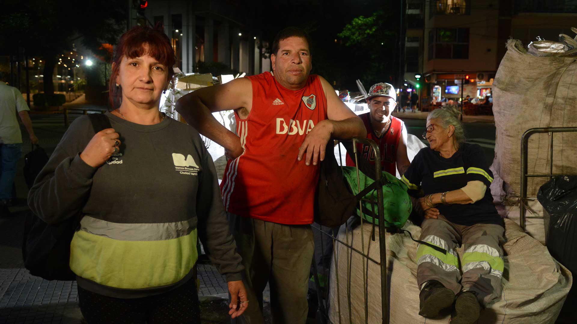 En la esquina de Salguero y Juncal, en CABA, los recicladores esperan a los camiones que trasladan todo el material. Foto: Fernando Calzada/DEF.