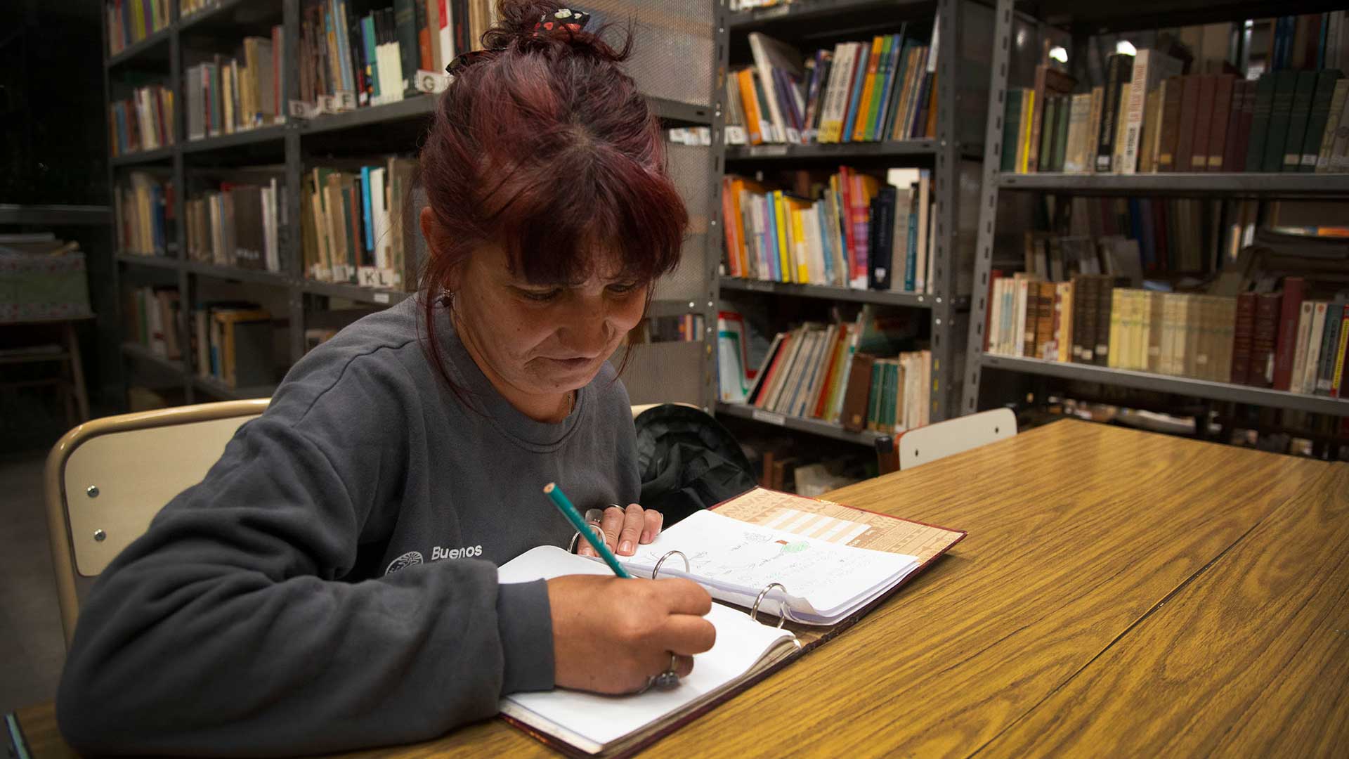 Laura, en la biblioteca de la Escuela de Comercio N.º 26 Enrique De Vedia. Foto: Fernando Calzada/DEF.